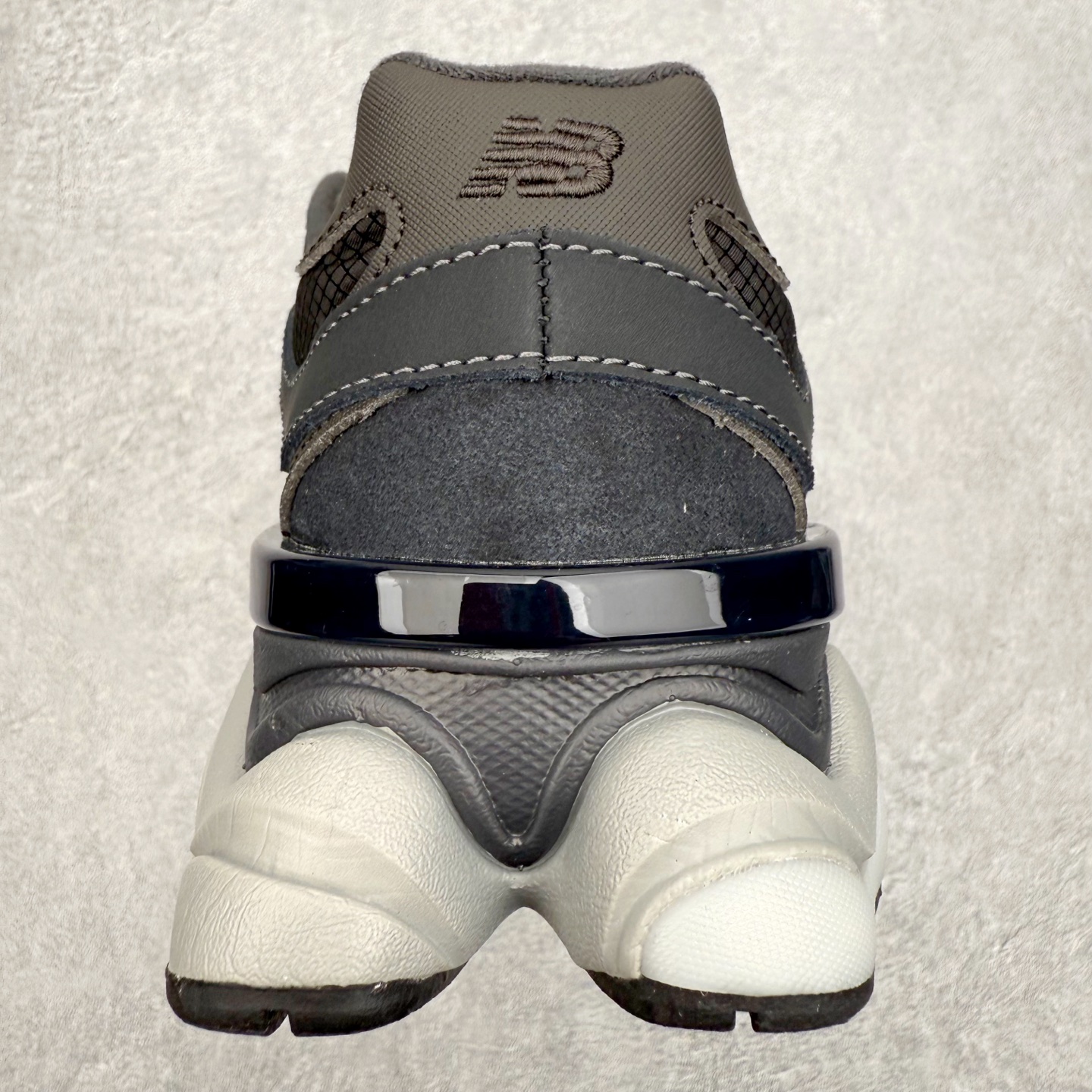 图片[8]-New Balance NB9060 复古运动鞋 新百伦又带来了新鞋型 并且是与芝加哥街头品牌 Joe Freshgoods 的联名款 鞋身主体采用了类似 990 系列的设计风格 与传统复古慢跑鞋区别不大 最大的变化就是鞋底部分 在传统设计的中底外层 增加了多个分区的模块 圆润的线条设计与我们熟悉的 New Balance 风格截然不同 但与同样充满弧形线条的鞋面搭配 看起来毫无违和感 尺码：36-45-选品中心