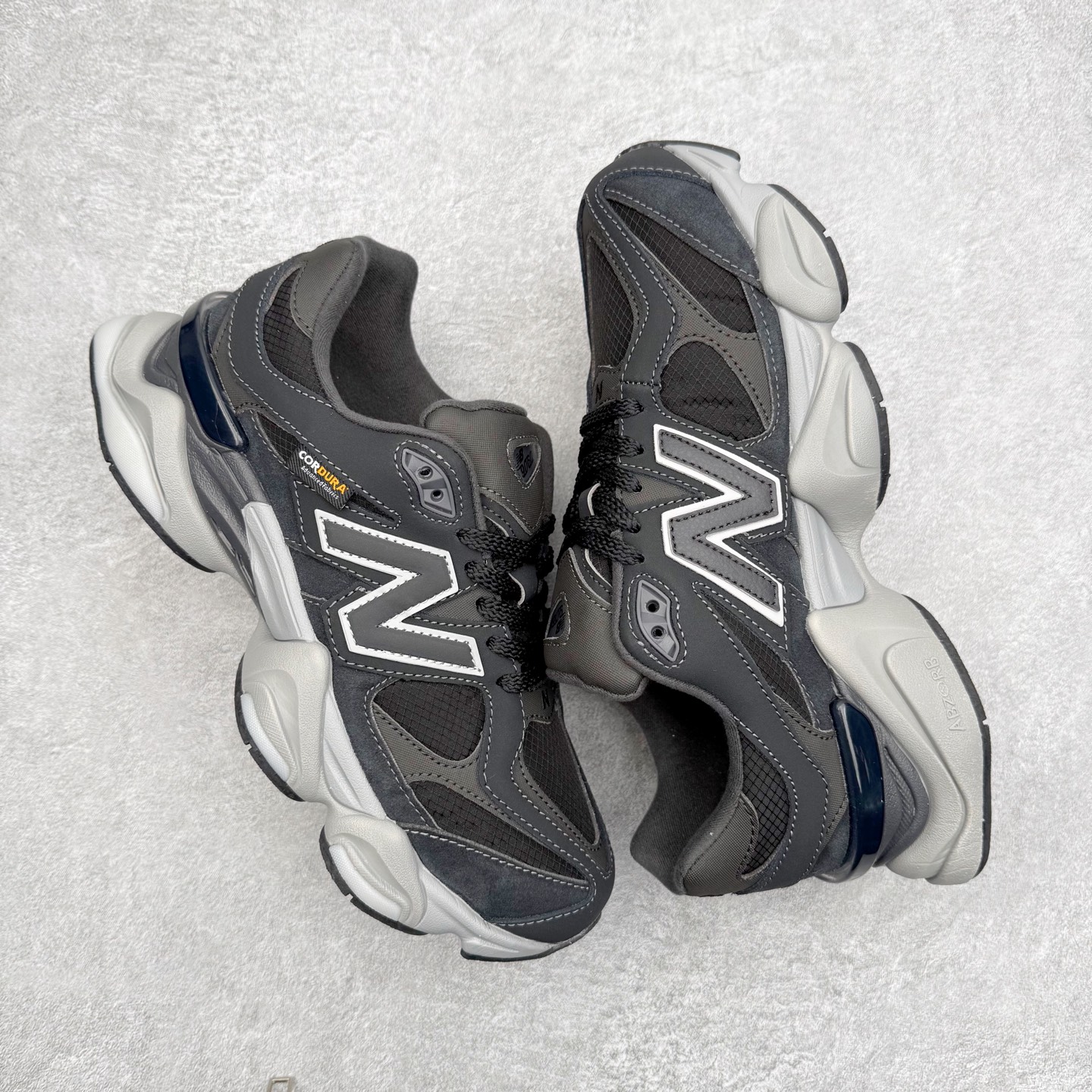 图片[3]-New Balance NB9060 复古运动鞋 新百伦又带来了新鞋型 并且是与芝加哥街头品牌 Joe Freshgoods 的联名款 鞋身主体采用了类似 990 系列的设计风格 与传统复古慢跑鞋区别不大 最大的变化就是鞋底部分 在传统设计的中底外层 增加了多个分区的模块 圆润的线条设计与我们熟悉的 New Balance 风格截然不同 但与同样充满弧形线条的鞋面搭配 看起来毫无违和感 尺码：36-45-选品中心