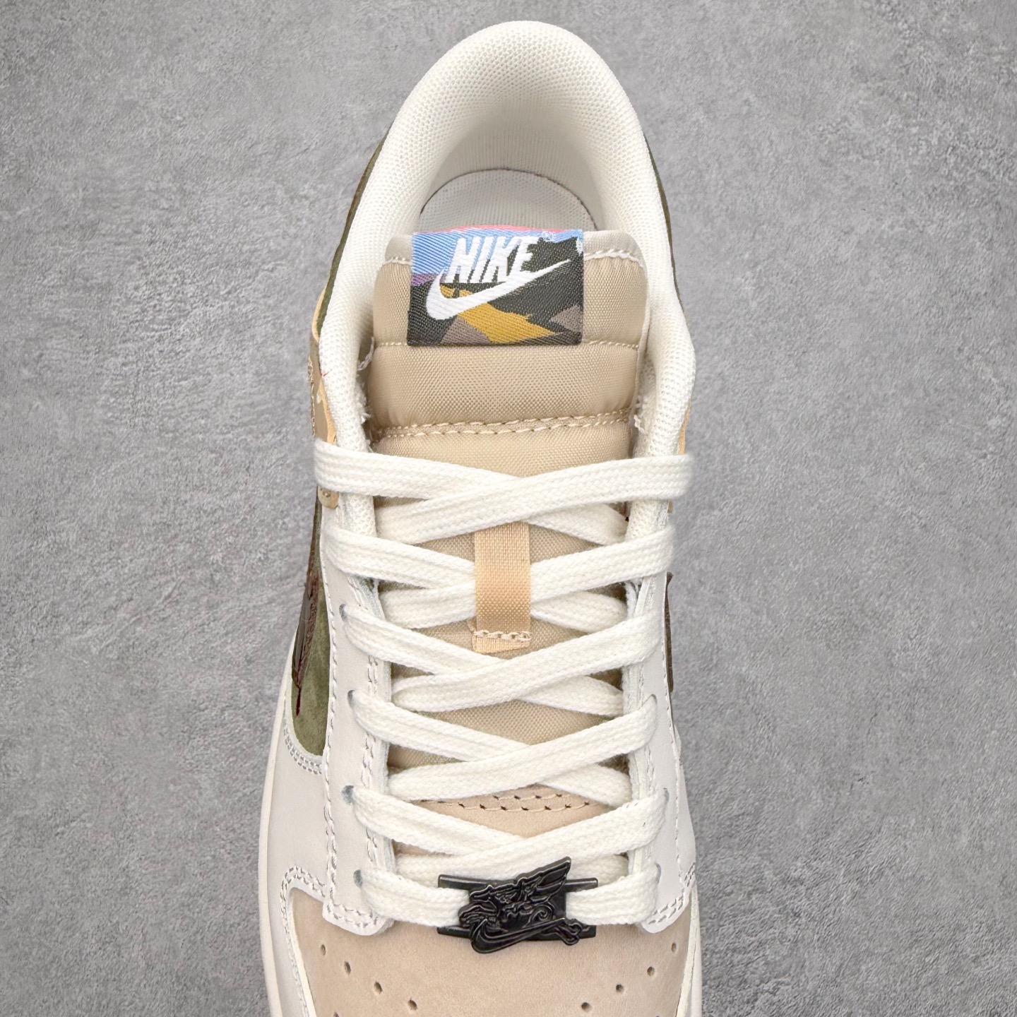 图片[5]-NK Dunk Pegasus Pack CNY 马年限定 舒适贴合 低帮 板鞋 男女同款 米褐色 IQ1118-220 实力大厂出品 新配色陆续开发 利润个位数只为口碑 全套原纸板楦头开发 确保原汁原味 完美呈现DUNK版型 一比一鞋头弧度高度鞋身弧度 此版本只针对中端市场 皮料材质有所更替 其他数据细节工艺流程均保持一致 绝不口嗨 细节品控鞋型随意对比 独家私模官方第六代原厂航空铝磨具打磨大底 鞋头坡度极致还原 无解鞋型 原盒原配 圈内天花板工艺 原厂玻璃冲刀 超高清洁度 全鞋零毛边皮料切割 原厂中底布点胶 中底布拉帮走线遵循公司 尺码：36 36.5 37.5 38 38.5 39 40 40.5 41 42 42.5 43 44 44.5 45 46-选品中心