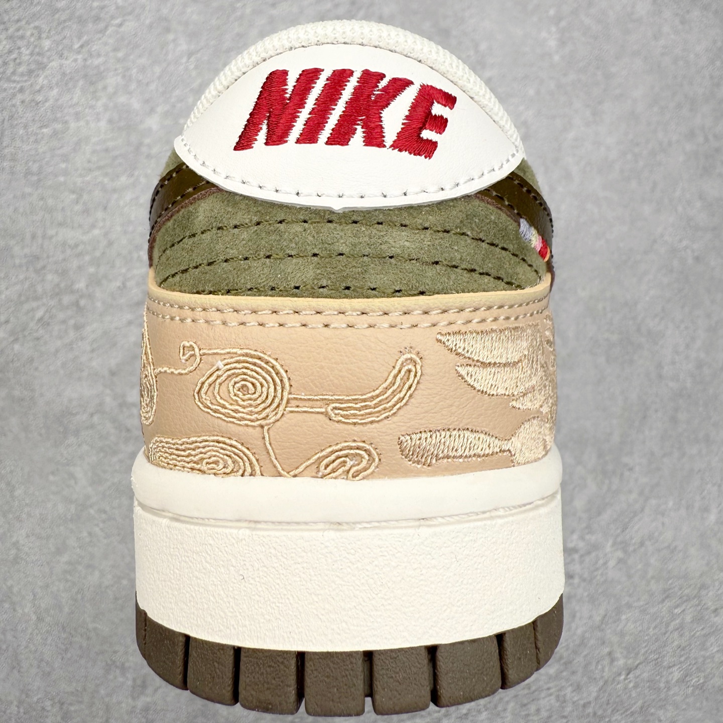 图片[8]-NK Dunk Pegasus Pack CNY 马年限定 舒适贴合 低帮 板鞋 男女同款 米褐色 IQ1118-220 实力大厂出品 新配色陆续开发 利润个位数只为口碑 全套原纸板楦头开发 确保原汁原味 完美呈现DUNK版型 一比一鞋头弧度高度鞋身弧度 此版本只针对中端市场 皮料材质有所更替 其他数据细节工艺流程均保持一致 绝不口嗨 细节品控鞋型随意对比 独家私模官方第六代原厂航空铝磨具打磨大底 鞋头坡度极致还原 无解鞋型 原盒原配 圈内天花板工艺 原厂玻璃冲刀 超高清洁度 全鞋零毛边皮料切割 原厂中底布点胶 中底布拉帮走线遵循公司 尺码：36 36.5 37.5 38 38.5 39 40 40.5 41 42 42.5 43 44 44.5 45 46-选品中心