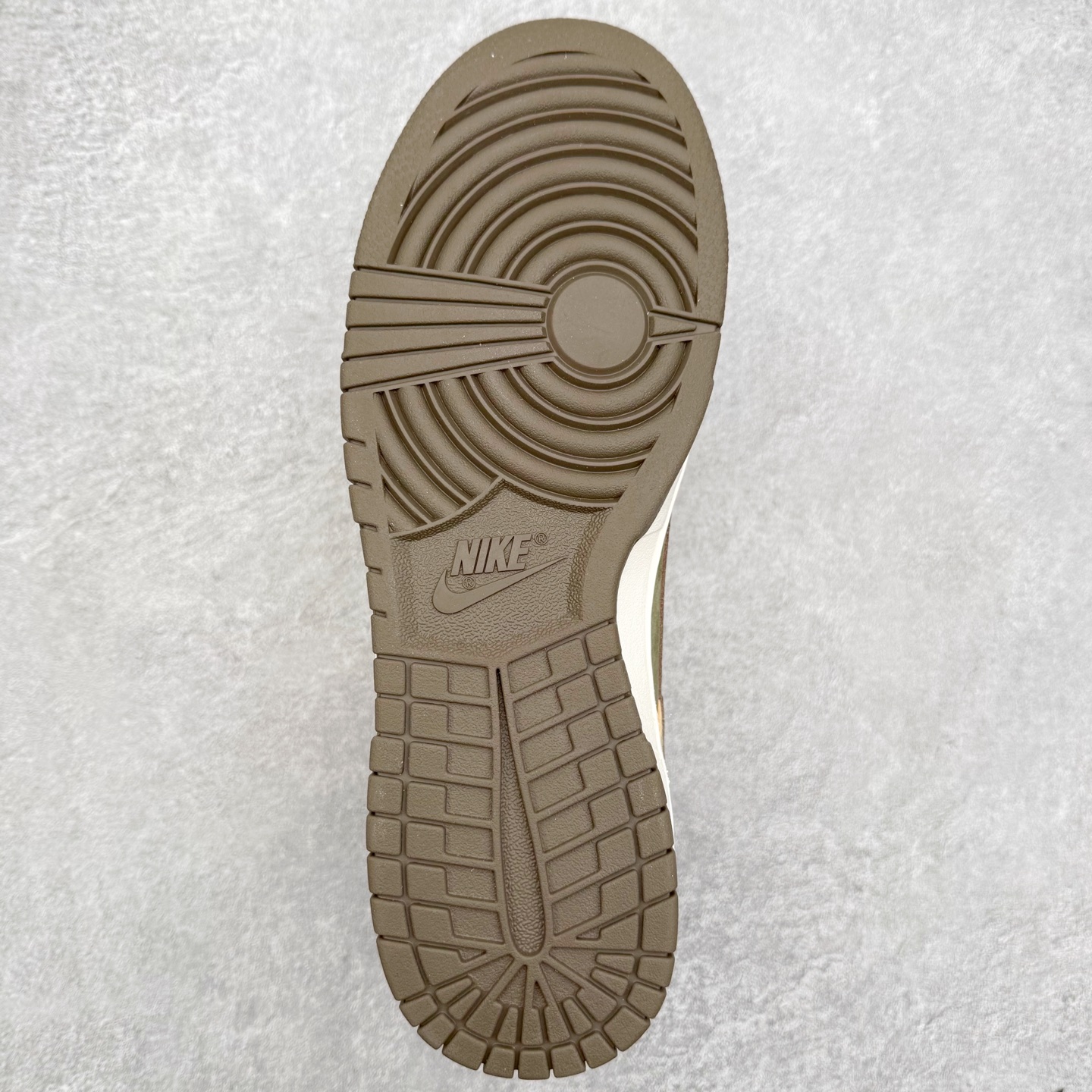 图片[9]-NK Dunk Pegasus Pack CNY 马年限定 舒适贴合 低帮 板鞋 男女同款 米褐色 IQ1118-220 实力大厂出品 新配色陆续开发 利润个位数只为口碑 全套原纸板楦头开发 确保原汁原味 完美呈现DUNK版型 一比一鞋头弧度高度鞋身弧度 此版本只针对中端市场 皮料材质有所更替 其他数据细节工艺流程均保持一致 绝不口嗨 细节品控鞋型随意对比 独家私模官方第六代原厂航空铝磨具打磨大底 鞋头坡度极致还原 无解鞋型 原盒原配 圈内天花板工艺 原厂玻璃冲刀 超高清洁度 全鞋零毛边皮料切割 原厂中底布点胶 中底布拉帮走线遵循公司 尺码：36 36.5 37.5 38 38.5 39 40 40.5 41 42 42.5 43 44 44.5 45 46-选品中心