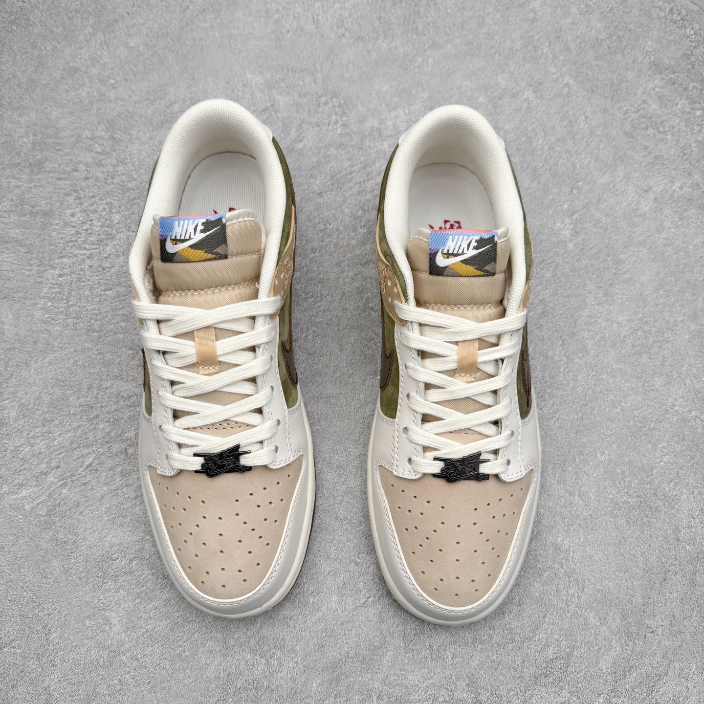 图片[2]-NK Dunk Pegasus Pack CNY 马年限定 舒适贴合 低帮 板鞋 男女同款 米褐色 IQ1118-220 实力大厂出品 新配色陆续开发 利润个位数只为口碑 全套原纸板楦头开发 确保原汁原味 完美呈现DUNK版型 一比一鞋头弧度高度鞋身弧度 此版本只针对中端市场 皮料材质有所更替 其他数据细节工艺流程均保持一致 绝不口嗨 细节品控鞋型随意对比 独家私模官方第六代原厂航空铝磨具打磨大底 鞋头坡度极致还原 无解鞋型 原盒原配 圈内天花板工艺 原厂玻璃冲刀 超高清洁度 全鞋零毛边皮料切割 原厂中底布点胶 中底布拉帮走线遵循公司 尺码：36 36.5 37.5 38 38.5 39 40 40.5 41 42 42.5 43 44 44.5 45 46-选品中心