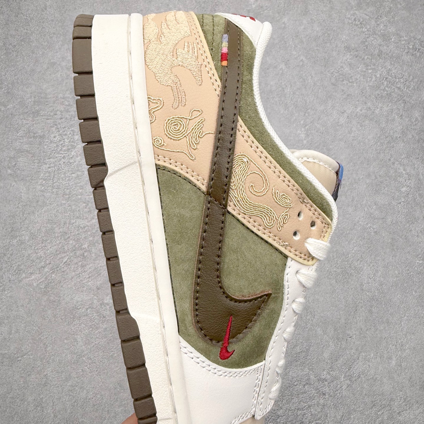 图片[6]-NK Dunk Pegasus Pack CNY 马年限定 舒适贴合 低帮 板鞋 男女同款 米褐色 IQ1118-220 实力大厂出品 新配色陆续开发 利润个位数只为口碑 全套原纸板楦头开发 确保原汁原味 完美呈现DUNK版型 一比一鞋头弧度高度鞋身弧度 此版本只针对中端市场 皮料材质有所更替 其他数据细节工艺流程均保持一致 绝不口嗨 细节品控鞋型随意对比 独家私模官方第六代原厂航空铝磨具打磨大底 鞋头坡度极致还原 无解鞋型 原盒原配 圈内天花板工艺 原厂玻璃冲刀 超高清洁度 全鞋零毛边皮料切割 原厂中底布点胶 中底布拉帮走线遵循公司 尺码：36 36.5 37.5 38 38.5 39 40 40.5 41 42 42.5 43 44 44.5 45 46-选品中心