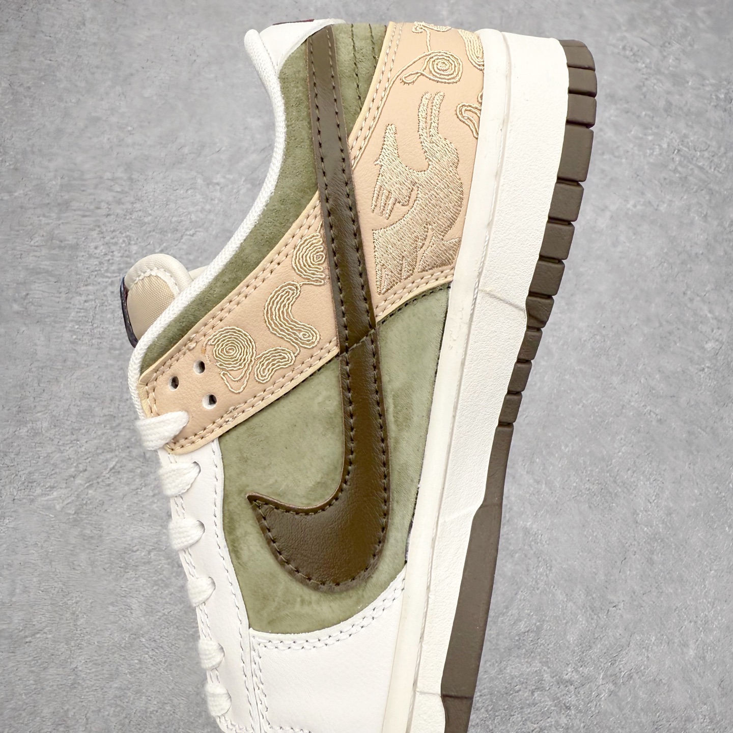 图片[7]-NK Dunk Pegasus Pack CNY 马年限定 舒适贴合 低帮 板鞋 男女同款 米褐色 IQ1118-220 实力大厂出品 新配色陆续开发 利润个位数只为口碑 全套原纸板楦头开发 确保原汁原味 完美呈现DUNK版型 一比一鞋头弧度高度鞋身弧度 此版本只针对中端市场 皮料材质有所更替 其他数据细节工艺流程均保持一致 绝不口嗨 细节品控鞋型随意对比 独家私模官方第六代原厂航空铝磨具打磨大底 鞋头坡度极致还原 无解鞋型 原盒原配 圈内天花板工艺 原厂玻璃冲刀 超高清洁度 全鞋零毛边皮料切割 原厂中底布点胶 中底布拉帮走线遵循公司 尺码：36 36.5 37.5 38 38.5 39 40 40.5 41 42 42.5 43 44 44.5 45 46-选品中心