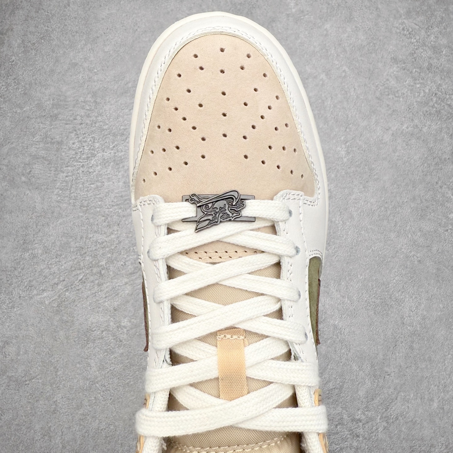 图片[4]-NK Dunk Pegasus Pack CNY 马年限定 舒适贴合 低帮 板鞋 男女同款 米褐色 IQ1118-220 实力大厂出品 新配色陆续开发 利润个位数只为口碑 全套原纸板楦头开发 确保原汁原味 完美呈现DUNK版型 一比一鞋头弧度高度鞋身弧度 此版本只针对中端市场 皮料材质有所更替 其他数据细节工艺流程均保持一致 绝不口嗨 细节品控鞋型随意对比 独家私模官方第六代原厂航空铝磨具打磨大底 鞋头坡度极致还原 无解鞋型 原盒原配 圈内天花板工艺 原厂玻璃冲刀 超高清洁度 全鞋零毛边皮料切割 原厂中底布点胶 中底布拉帮走线遵循公司 尺码：36 36.5 37.5 38 38.5 39 40 40.5 41 42 42.5 43 44 44.5 45 46-选品中心