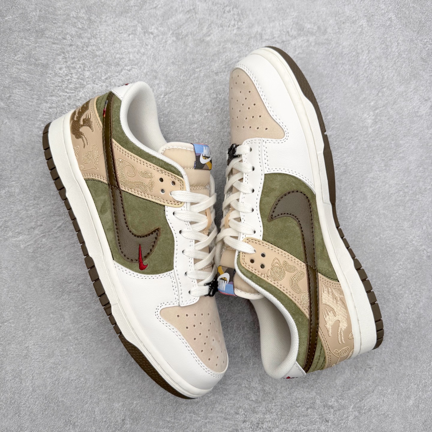 图片[3]-NK Dunk Pegasus Pack CNY 马年限定 舒适贴合 低帮 板鞋 男女同款 米褐色 IQ1118-220 实力大厂出品 新配色陆续开发 利润个位数只为口碑 全套原纸板楦头开发 确保原汁原味 完美呈现DUNK版型 一比一鞋头弧度高度鞋身弧度 此版本只针对中端市场 皮料材质有所更替 其他数据细节工艺流程均保持一致 绝不口嗨 细节品控鞋型随意对比 独家私模官方第六代原厂航空铝磨具打磨大底 鞋头坡度极致还原 无解鞋型 原盒原配 圈内天花板工艺 原厂玻璃冲刀 超高清洁度 全鞋零毛边皮料切割 原厂中底布点胶 中底布拉帮走线遵循公司 尺码：36 36.5 37.5 38 38.5 39 40 40.5 41 42 42.5 43 44 44.5 45 46-选品中心