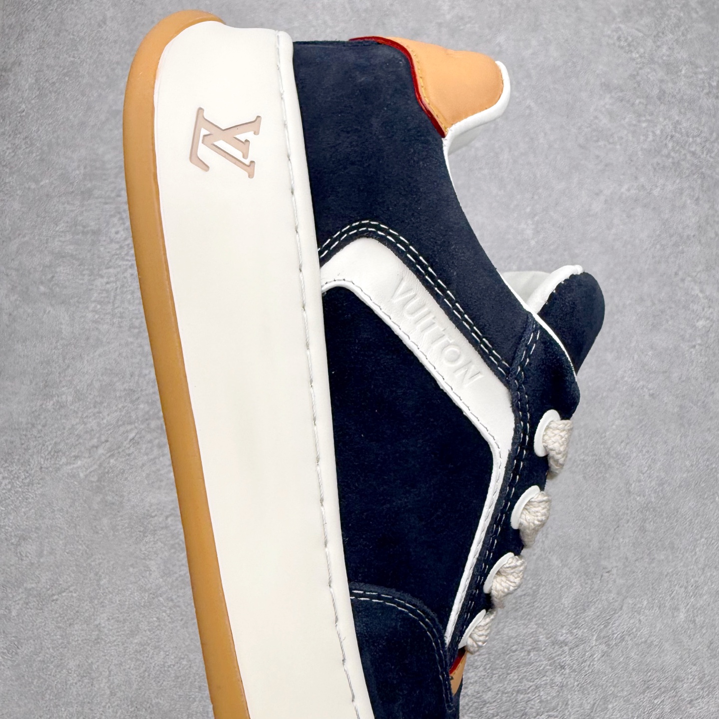 图片[6]-法国巴黎百年奢侈品牌LV路易威登LOUIS VUITTON Tilted Low Sneakers 倾斜系列低帮复古休闲运动文化百搭板鞋 2026早春款板鞋 广东原产#升级原楦型开发纸版#厚实抽屉礼品鞋盒及包装说明书防尘布袋物件(附送官方快递加固牛皮纸外盒!!)#采用Monogram 丹宁布鞋面材质#鞋垫嵌入软脚感EVA物料#后跟耐弯折滴塑支撑片#全新开发TPR光泽组合隔色鞋底❗ 尺码：39 40 41 42 43 44 45-选品中心