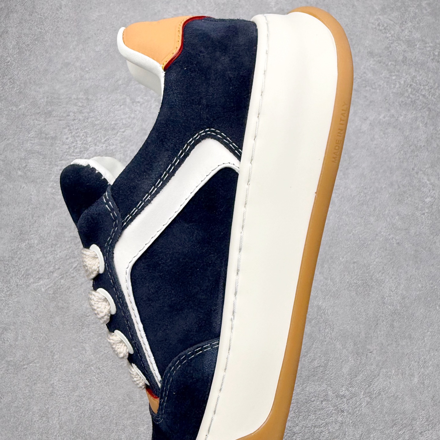 图片[7]-法国巴黎百年奢侈品牌LV路易威登LOUIS VUITTON Tilted Low Sneakers 倾斜系列低帮复古休闲运动文化百搭板鞋 2026早春款板鞋 广东原产#升级原楦型开发纸版#厚实抽屉礼品鞋盒及包装说明书防尘布袋物件(附送官方快递加固牛皮纸外盒!!)#采用Monogram 丹宁布鞋面材质#鞋垫嵌入软脚感EVA物料#后跟耐弯折滴塑支撑片#全新开发TPR光泽组合隔色鞋底❗ 尺码：39 40 41 42 43 44 45-选品中心