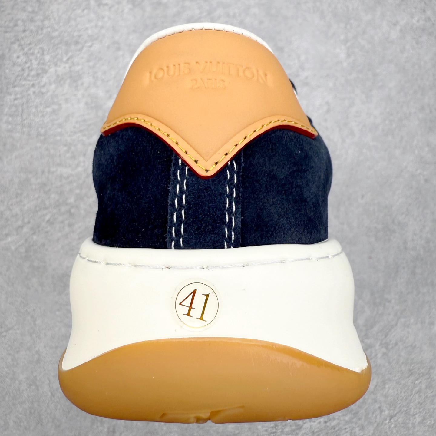 图片[8]-法国巴黎百年奢侈品牌LV路易威登LOUIS VUITTON Tilted Low Sneakers 倾斜系列低帮复古休闲运动文化百搭板鞋 2026早春款板鞋 广东原产#升级原楦型开发纸版#厚实抽屉礼品鞋盒及包装说明书防尘布袋物件(附送官方快递加固牛皮纸外盒!!)#采用Monogram 丹宁布鞋面材质#鞋垫嵌入软脚感EVA物料#后跟耐弯折滴塑支撑片#全新开发TPR光泽组合隔色鞋底❗ 尺码：39 40 41 42 43 44 45-选品中心