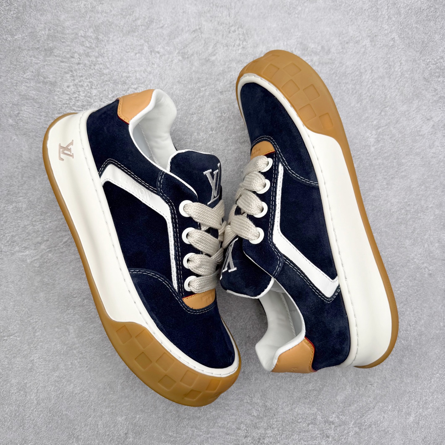 图片[3]-法国巴黎百年奢侈品牌LV路易威登LOUIS VUITTON Tilted Low Sneakers 倾斜系列低帮复古休闲运动文化百搭板鞋 2026早春款板鞋 广东原产#升级原楦型开发纸版#厚实抽屉礼品鞋盒及包装说明书防尘布袋物件(附送官方快递加固牛皮纸外盒!!)#采用Monogram 丹宁布鞋面材质#鞋垫嵌入软脚感EVA物料#后跟耐弯折滴塑支撑片#全新开发TPR光泽组合隔色鞋底❗ 尺码：39 40 41 42 43 44 45-选品中心