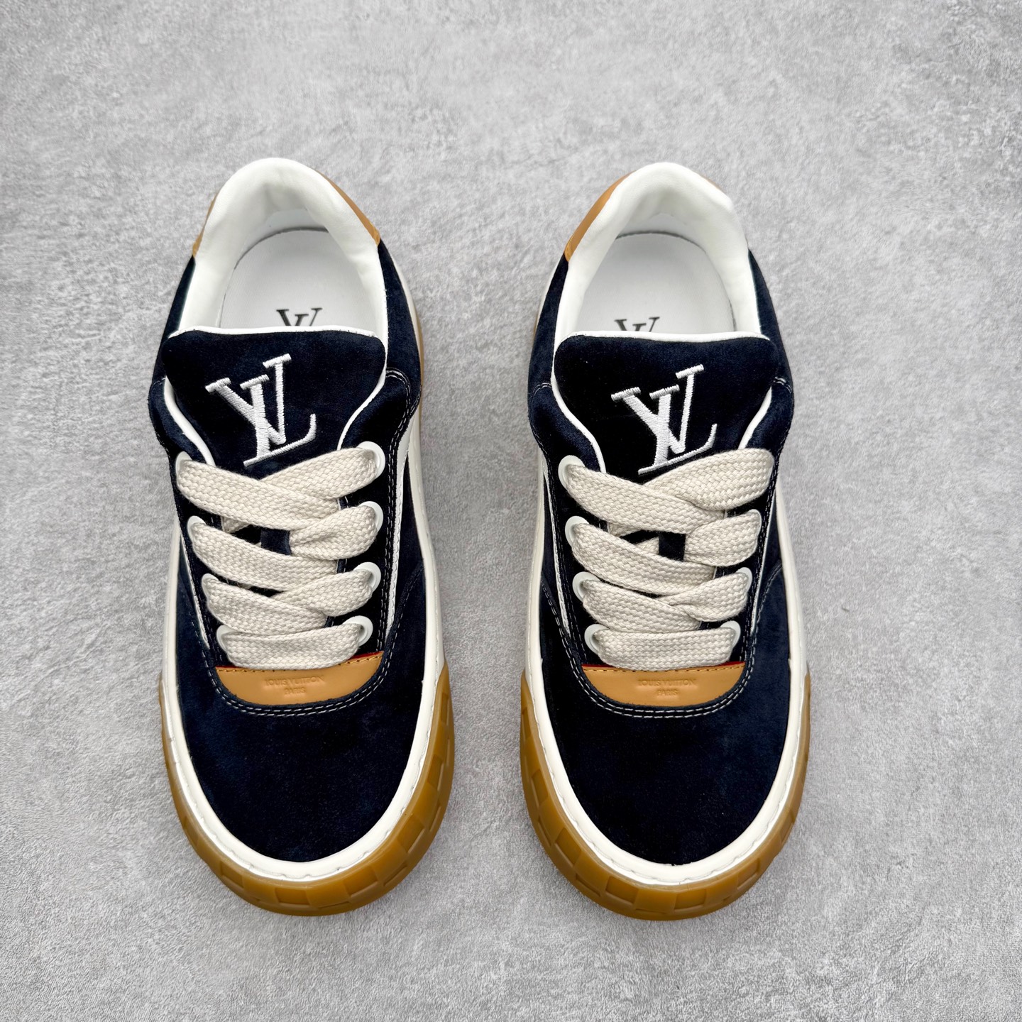 图片[2]-法国巴黎百年奢侈品牌LV路易威登LOUIS VUITTON Tilted Low Sneakers 倾斜系列低帮复古休闲运动文化百搭板鞋 2026早春款板鞋 广东原产#升级原楦型开发纸版#厚实抽屉礼品鞋盒及包装说明书防尘布袋物件(附送官方快递加固牛皮纸外盒!!)#采用Monogram 丹宁布鞋面材质#鞋垫嵌入软脚感EVA物料#后跟耐弯折滴塑支撑片#全新开发TPR光泽组合隔色鞋底❗ 尺码：39 40 41 42 43 44 45-选品中心