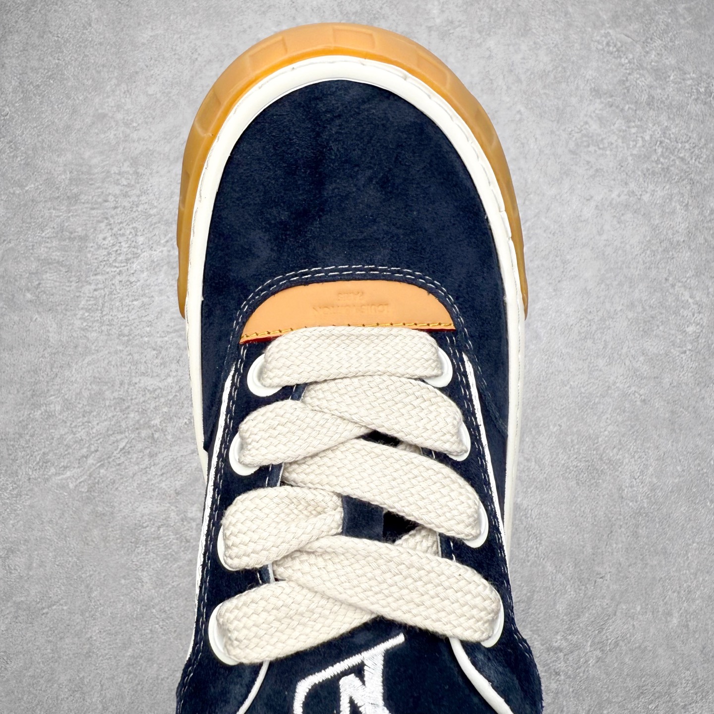 图片[4]-法国巴黎百年奢侈品牌LV路易威登LOUIS VUITTON Tilted Low Sneakers 倾斜系列低帮复古休闲运动文化百搭板鞋 2026早春款板鞋 广东原产#升级原楦型开发纸版#厚实抽屉礼品鞋盒及包装说明书防尘布袋物件(附送官方快递加固牛皮纸外盒!!)#采用Monogram 丹宁布鞋面材质#鞋垫嵌入软脚感EVA物料#后跟耐弯折滴塑支撑片#全新开发TPR光泽组合隔色鞋底❗ 尺码：39 40 41 42 43 44 45-选品中心