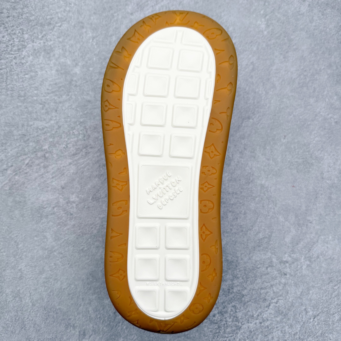 图片[9]-法国巴黎百年奢侈品牌LV路易威登LOUIS VUITTON Tilted Low Sneakers 倾斜系列低帮复古休闲运动文化百搭板鞋 2026早春款板鞋 广东原产#升级原楦型开发纸版#厚实抽屉礼品鞋盒及包装说明书防尘布袋物件(附送官方快递加固牛皮纸外盒!!)#采用Monogram 丹宁布鞋面材质#鞋垫嵌入软脚感EVA物料#后跟耐弯折滴塑支撑片#全新开发TPR光泽组合隔色鞋底❗ 尺码：39 40 41 42 43 44 45-选品中心