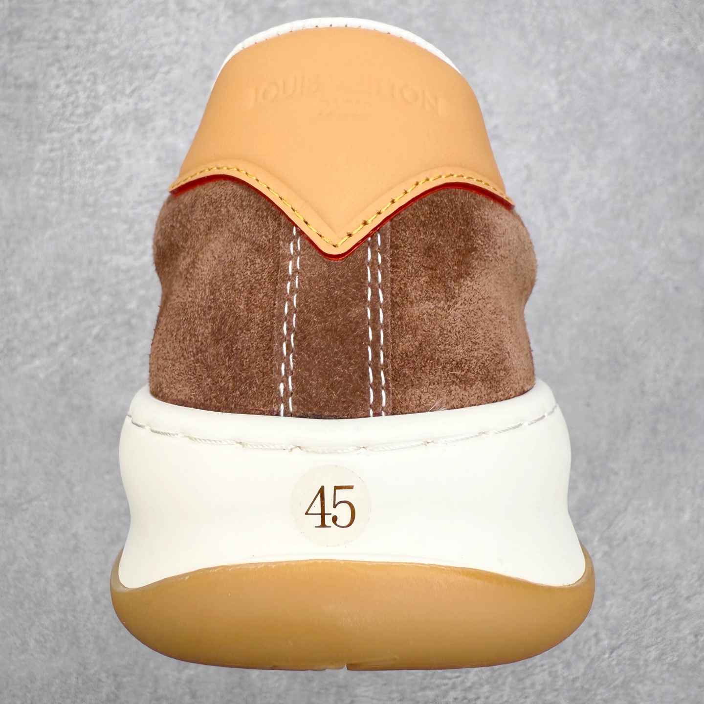 图片[8]-法国巴黎百年奢侈品牌LV路易威登LOUIS VUITTON Tilted Low Sneakers 倾斜系列低帮复古休闲运动文化百搭板鞋 2026早春款板鞋 广东原产#升级原楦型开发纸版#厚实抽屉礼品鞋盒及包装说明书防尘布袋物件(附送官方快递加固牛皮纸外盒!!)#采用Monogram 丹宁布鞋面材质#鞋垫嵌入软脚感EVA物料#后跟耐弯折滴塑支撑片#全新开发TPR光泽组合隔色鞋底❗ 尺码：39 40 41 42 43 44 45-选品中心