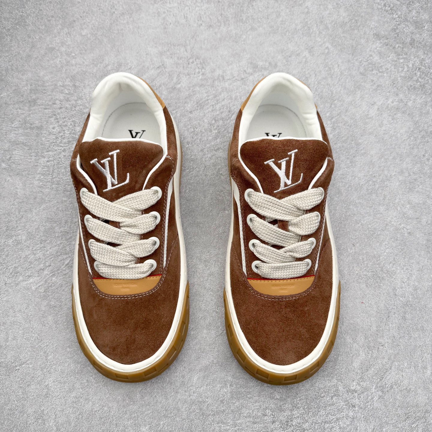 图片[2]-法国巴黎百年奢侈品牌LV路易威登LOUIS VUITTON Tilted Low Sneakers 倾斜系列低帮复古休闲运动文化百搭板鞋 2026早春款板鞋 广东原产#升级原楦型开发纸版#厚实抽屉礼品鞋盒及包装说明书防尘布袋物件(附送官方快递加固牛皮纸外盒!!)#采用Monogram 丹宁布鞋面材质#鞋垫嵌入软脚感EVA物料#后跟耐弯折滴塑支撑片#全新开发TPR光泽组合隔色鞋底❗ 尺码：39 40 41 42 43 44 45-选品中心