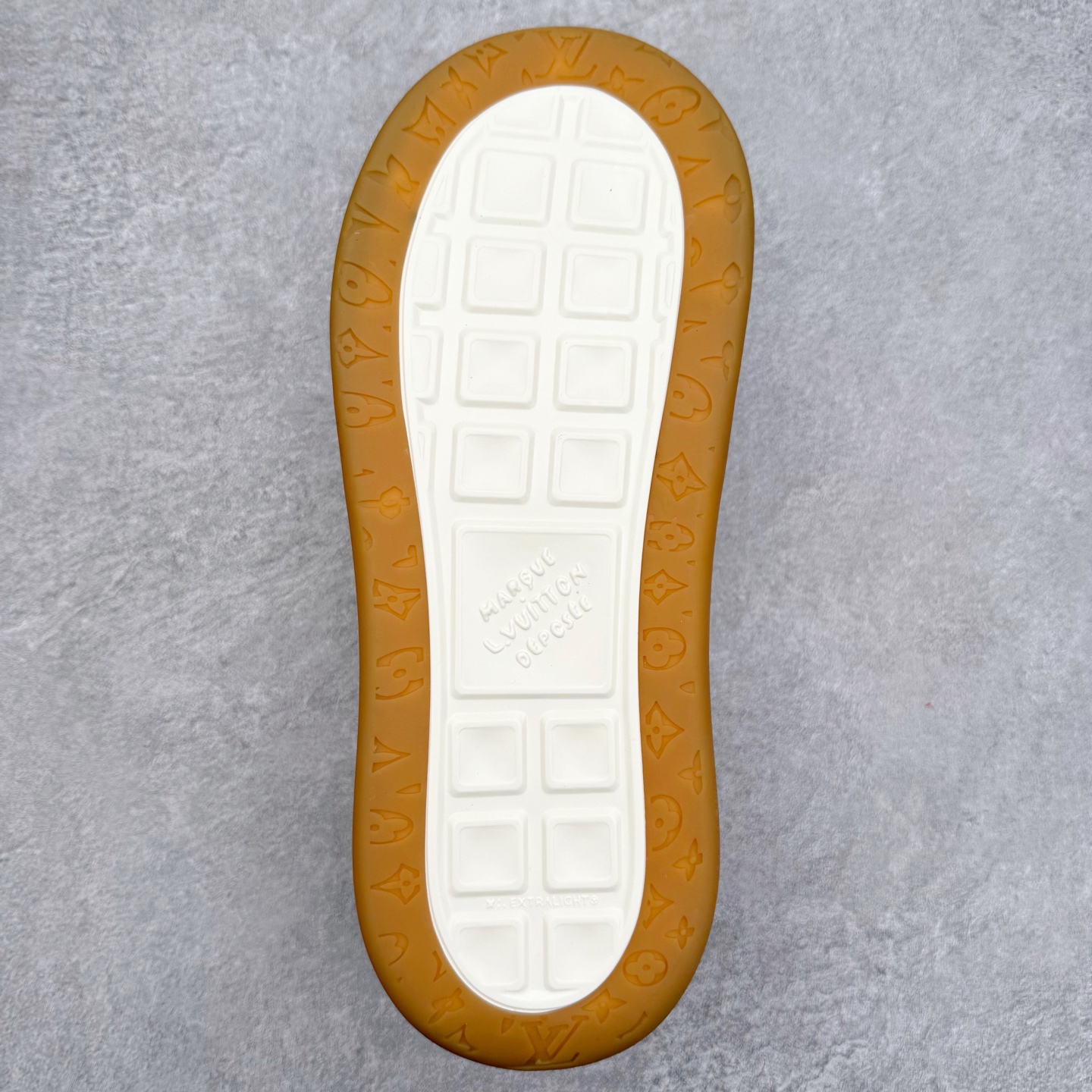 图片[9]-法国巴黎百年奢侈品牌LV路易威登LOUIS VUITTON Tilted Low Sneakers 倾斜系列低帮复古休闲运动文化百搭板鞋 2026早春款板鞋 广东原产#升级原楦型开发纸版#厚实抽屉礼品鞋盒及包装说明书防尘布袋物件(附送官方快递加固牛皮纸外盒!!)#采用Monogram 丹宁布鞋面材质#鞋垫嵌入软脚感EVA物料#后跟耐弯折滴塑支撑片#全新开发TPR光泽组合隔色鞋底❗ 尺码：39 40 41 42 43 44 45-选品中心