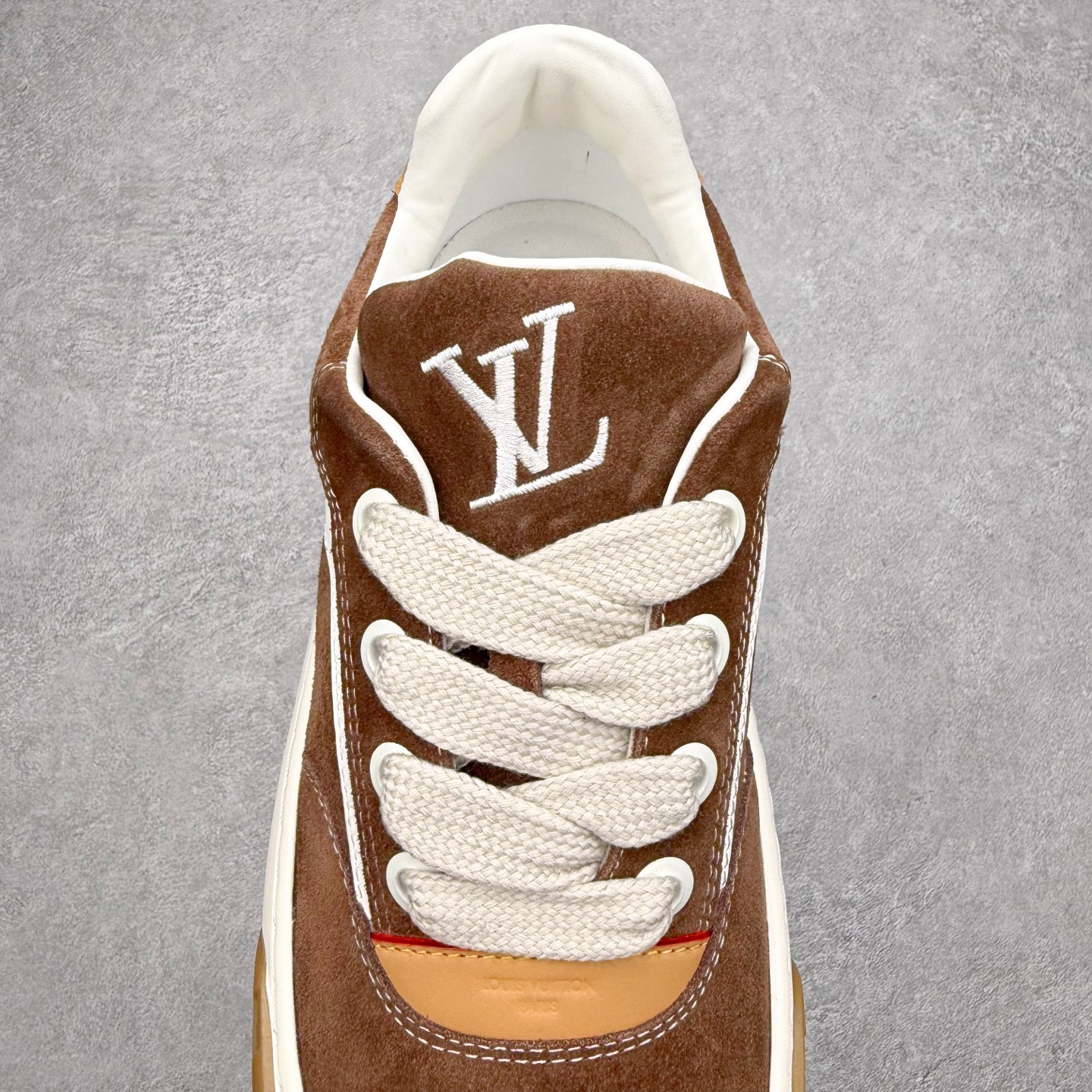 图片[5]-法国巴黎百年奢侈品牌LV路易威登LOUIS VUITTON Tilted Low Sneakers 倾斜系列低帮复古休闲运动文化百搭板鞋 2026早春款板鞋 广东原产#升级原楦型开发纸版#厚实抽屉礼品鞋盒及包装说明书防尘布袋物件(附送官方快递加固牛皮纸外盒!!)#采用Monogram 丹宁布鞋面材质#鞋垫嵌入软脚感EVA物料#后跟耐弯折滴塑支撑片#全新开发TPR光泽组合隔色鞋底❗ 尺码：39 40 41 42 43 44 45-选品中心