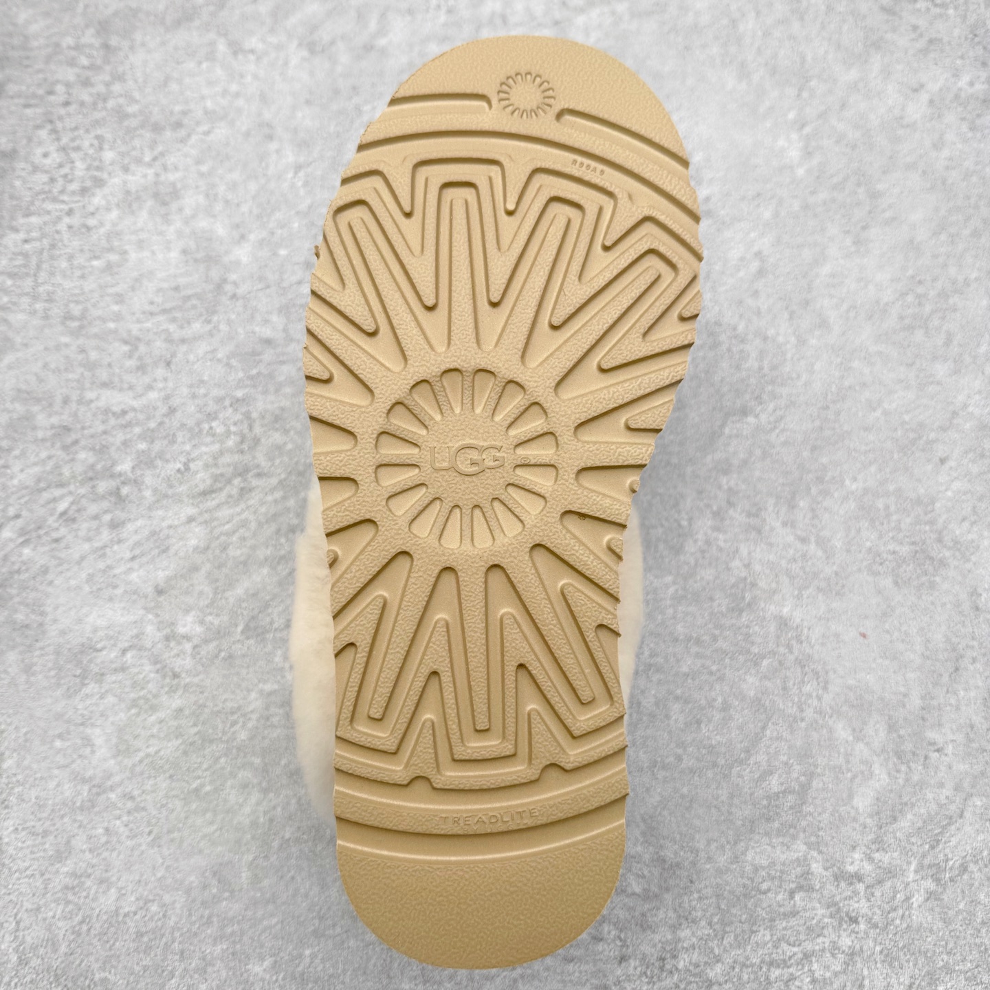 图片[9]-＃福利特价 UGG 1393 经典秋冬羊皮毛一体雪地靴 隆丰A级澳洲进口羊皮毛一体 完全遵循ZP工艺流程 代工厂原厂版师 秉承无原鞋不开发选择 注重每一处细节 市面最正版型 TREADLITE\\\”轻翼\\\”科技外底 轻便/耐用/柔韧/桩型【售后郑重承诺】一个月内若出现重大脱胶/断底等质量问题 直接为您换新 翻毛皮鞋面 细腻亲肤再生聚酯纤维滚边 舒适易打理 保暖性佳 UGG plush™ 里衬和内底 茸软亲肤 舒适暖足 经典鞋型搭配轻盈厚底 稳稳拿捏秋冬出街时髦造型 Treadlite by UGG 轻翼大底 轻盈缓震 为双足减负 舒适轻便 助你轻松畅玩整天 尺码：35 36 37 38 39 40-选品中心