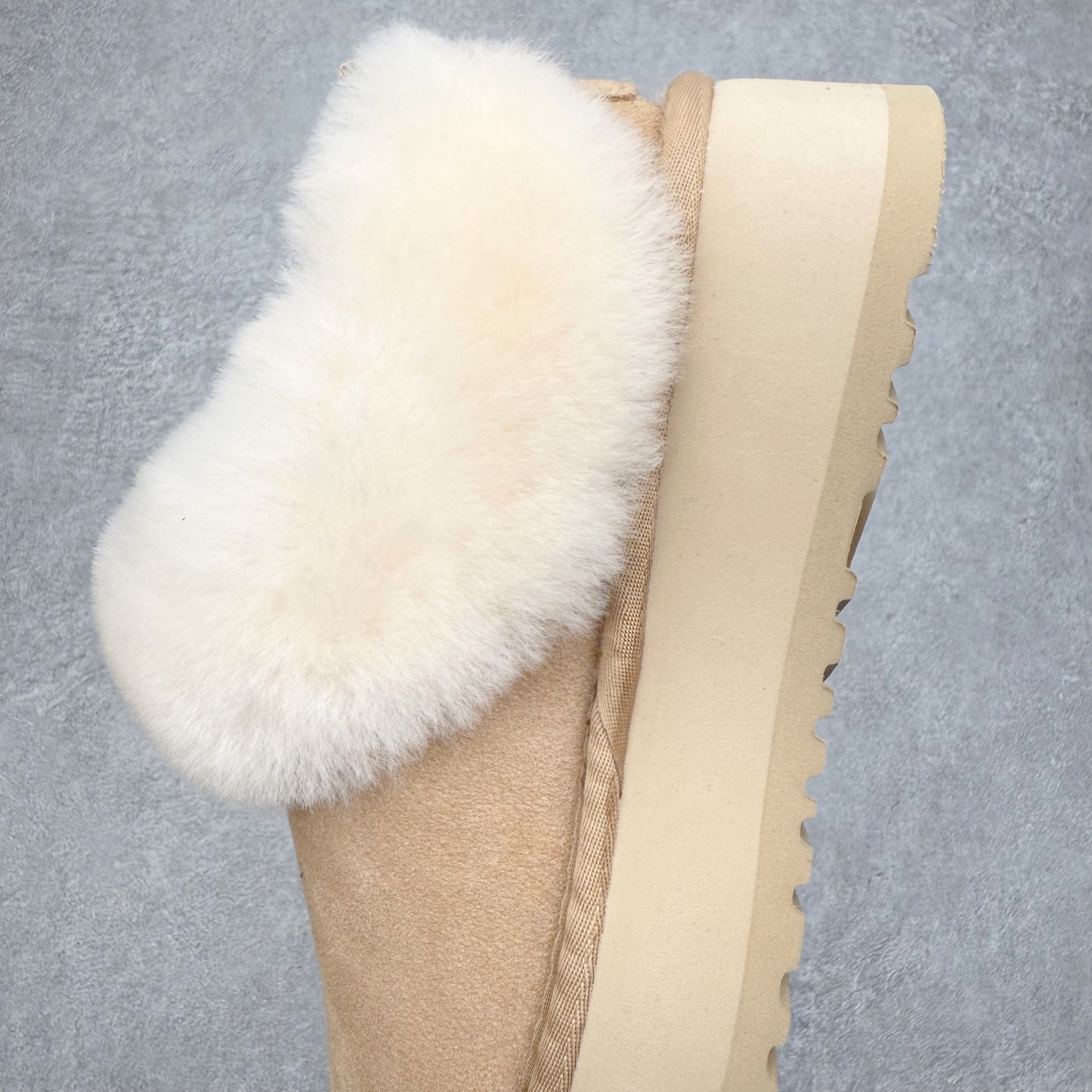 图片[7]-＃福利特价 UGG 1393 经典秋冬羊皮毛一体雪地靴 隆丰A级澳洲进口羊皮毛一体 完全遵循ZP工艺流程 代工厂原厂版师 秉承无原鞋不开发选择 注重每一处细节 市面最正版型 TREADLITE\\\”轻翼\\\”科技外底 轻便/耐用/柔韧/桩型【售后郑重承诺】一个月内若出现重大脱胶/断底等质量问题 直接为您换新 翻毛皮鞋面 细腻亲肤再生聚酯纤维滚边 舒适易打理 保暖性佳 UGG plush™ 里衬和内底 茸软亲肤 舒适暖足 经典鞋型搭配轻盈厚底 稳稳拿捏秋冬出街时髦造型 Treadlite by UGG 轻翼大底 轻盈缓震 为双足减负 舒适轻便 助你轻松畅玩整天 尺码：35 36 37 38 39 40-选品中心