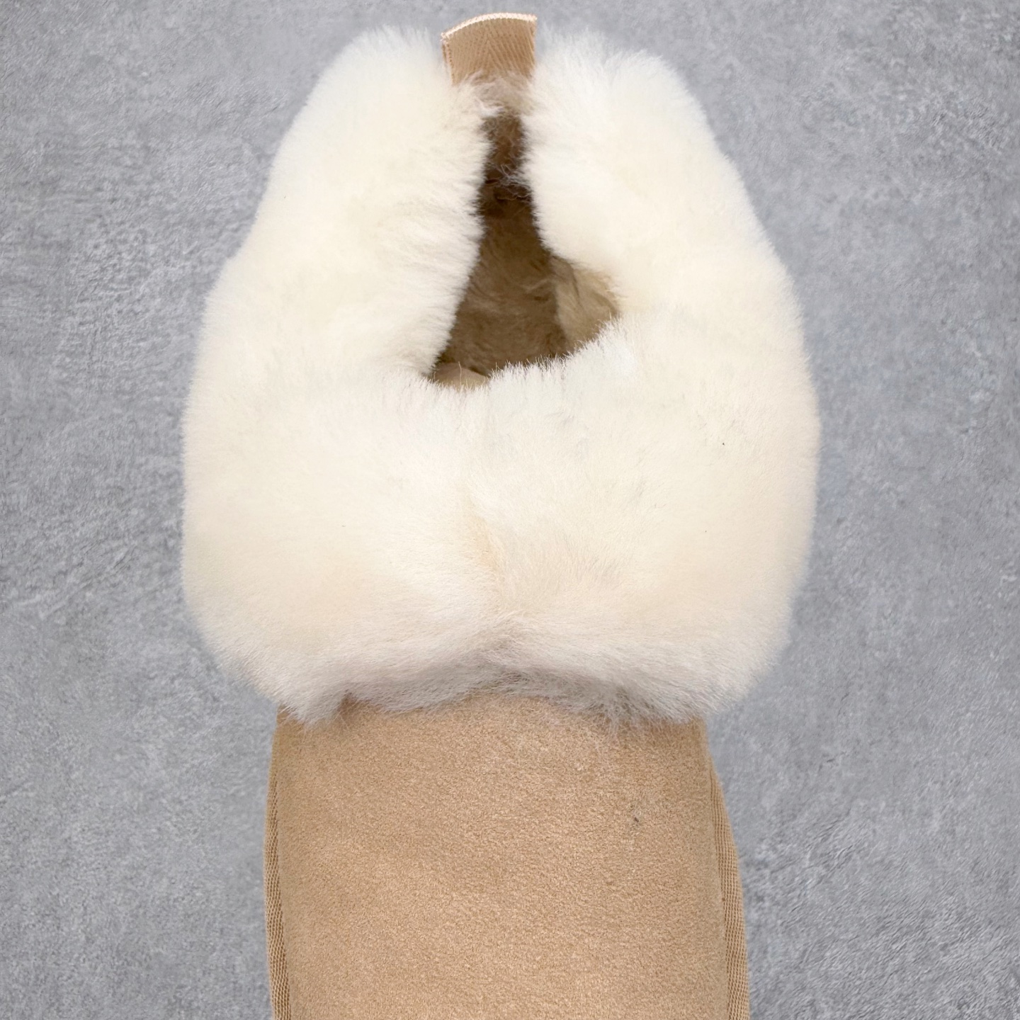 图片[5]-＃福利特价 UGG 1393 经典秋冬羊皮毛一体雪地靴 隆丰A级澳洲进口羊皮毛一体 完全遵循ZP工艺流程 代工厂原厂版师 秉承无原鞋不开发选择 注重每一处细节 市面最正版型 TREADLITE\\\”轻翼\\\”科技外底 轻便/耐用/柔韧/桩型【售后郑重承诺】一个月内若出现重大脱胶/断底等质量问题 直接为您换新 翻毛皮鞋面 细腻亲肤再生聚酯纤维滚边 舒适易打理 保暖性佳 UGG plush™ 里衬和内底 茸软亲肤 舒适暖足 经典鞋型搭配轻盈厚底 稳稳拿捏秋冬出街时髦造型 Treadlite by UGG 轻翼大底 轻盈缓震 为双足减负 舒适轻便 助你轻松畅玩整天 尺码：35 36 37 38 39 40-选品中心