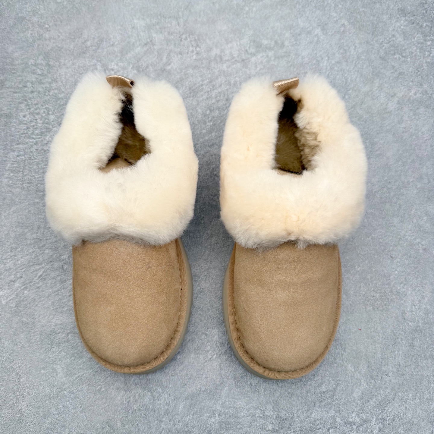 图片[2]-＃福利特价 UGG 1393 经典秋冬羊皮毛一体雪地靴 隆丰A级澳洲进口羊皮毛一体 完全遵循ZP工艺流程 代工厂原厂版师 秉承无原鞋不开发选择 注重每一处细节 市面最正版型 TREADLITE\\\”轻翼\\\”科技外底 轻便/耐用/柔韧/桩型【售后郑重承诺】一个月内若出现重大脱胶/断底等质量问题 直接为您换新 翻毛皮鞋面 细腻亲肤再生聚酯纤维滚边 舒适易打理 保暖性佳 UGG plush™ 里衬和内底 茸软亲肤 舒适暖足 经典鞋型搭配轻盈厚底 稳稳拿捏秋冬出街时髦造型 Treadlite by UGG 轻翼大底 轻盈缓震 为双足减负 舒适轻便 助你轻松畅玩整天 尺码：35 36 37 38 39 40-选品中心