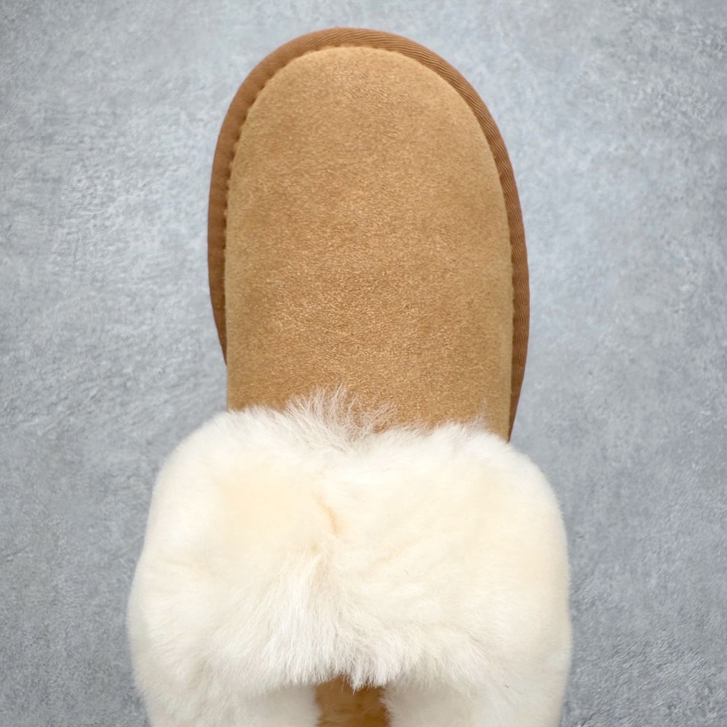 图片[4]-＃福利特价 UGG 1393 经典秋冬羊皮毛一体雪地靴 隆丰A级澳洲进口羊皮毛一体 完全遵循ZP工艺流程 代工厂原厂版师 秉承无原鞋不开发选择 注重每一处细节 市面最正版型 TREADLITE\\\”轻翼\\\”科技外底 轻便/耐用/柔韧/桩型【售后郑重承诺】一个月内若出现重大脱胶/断底等质量问题 直接为您换新 翻毛皮鞋面 细腻亲肤再生聚酯纤维滚边 舒适易打理 保暖性佳 UGG plush™ 里衬和内底 茸软亲肤 舒适暖足 经典鞋型搭配轻盈厚底 稳稳拿捏秋冬出街时髦造型 Treadlite by UGG 轻翼大底 轻盈缓震 为双足减负 舒适轻便 助你轻松畅玩整天 尺码：35 36 37 38 39 40-选品中心