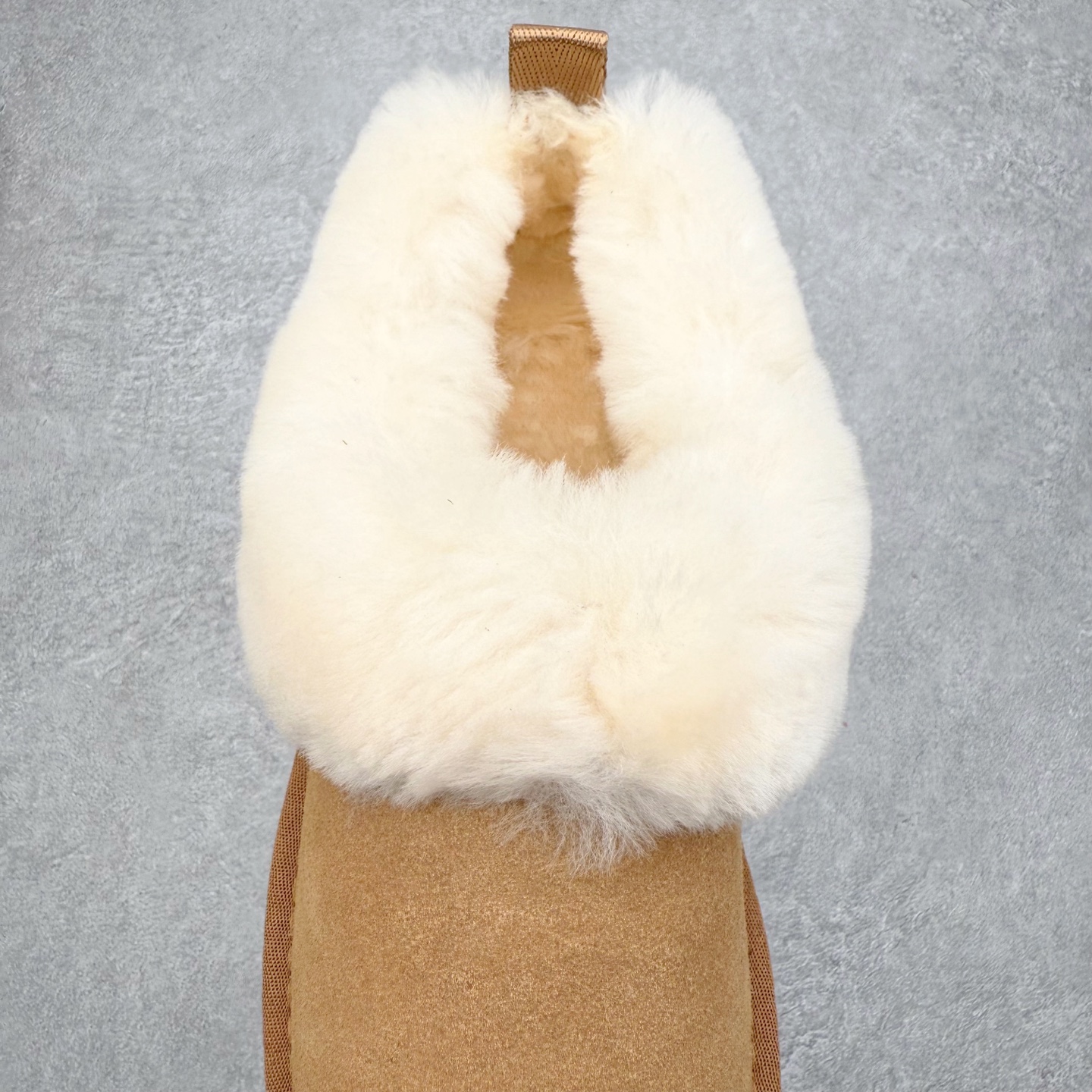 图片[5]-＃福利特价 UGG 1393 经典秋冬羊皮毛一体雪地靴 隆丰A级澳洲进口羊皮毛一体 完全遵循ZP工艺流程 代工厂原厂版师 秉承无原鞋不开发选择 注重每一处细节 市面最正版型 TREADLITE\\\”轻翼\\\”科技外底 轻便/耐用/柔韧/桩型【售后郑重承诺】一个月内若出现重大脱胶/断底等质量问题 直接为您换新 翻毛皮鞋面 细腻亲肤再生聚酯纤维滚边 舒适易打理 保暖性佳 UGG plush™ 里衬和内底 茸软亲肤 舒适暖足 经典鞋型搭配轻盈厚底 稳稳拿捏秋冬出街时髦造型 Treadlite by UGG 轻翼大底 轻盈缓震 为双足减负 舒适轻便 助你轻松畅玩整天 尺码：35 36 37 38 39 40-选品中心