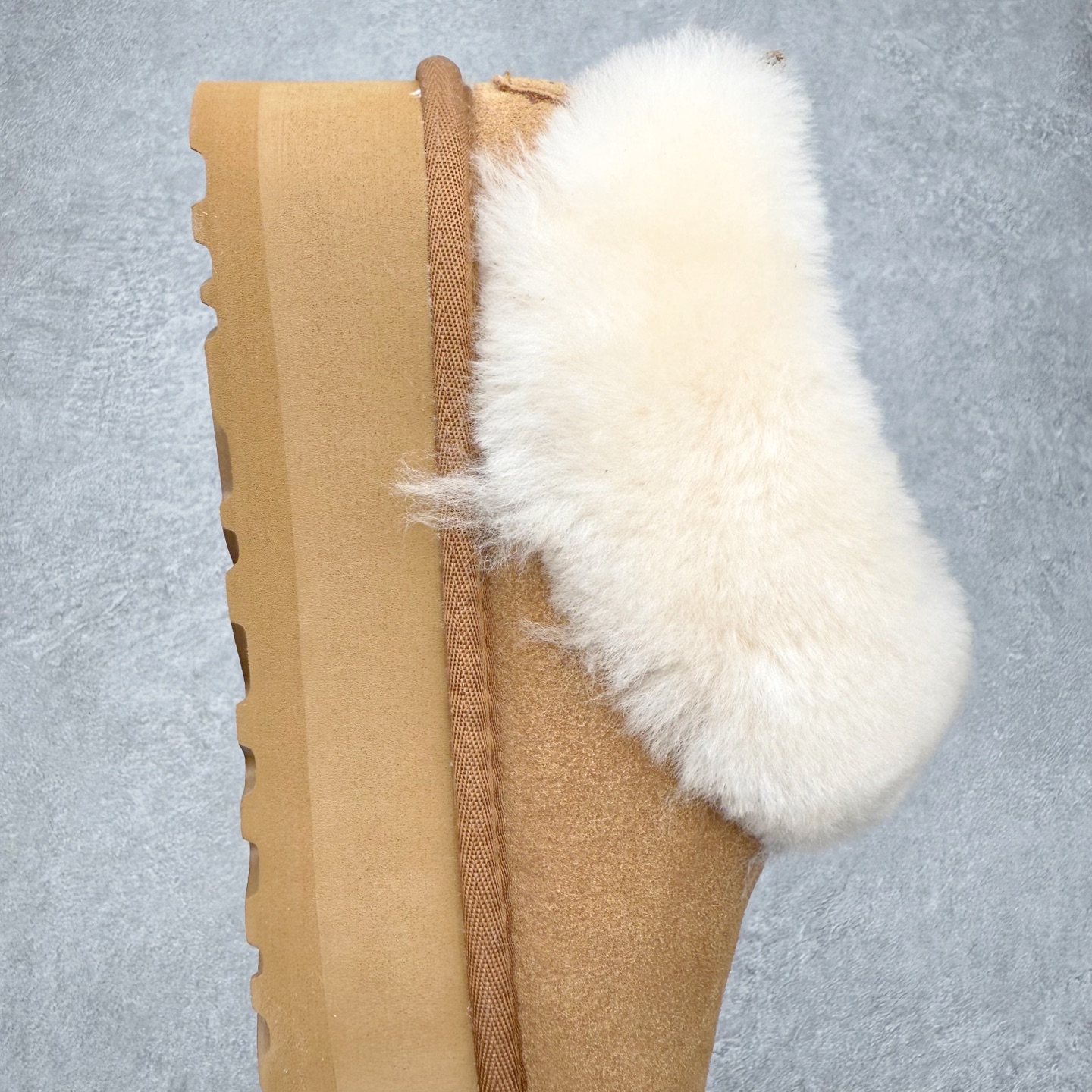 图片[6]-＃福利特价 UGG 1393 经典秋冬羊皮毛一体雪地靴 隆丰A级澳洲进口羊皮毛一体 完全遵循ZP工艺流程 代工厂原厂版师 秉承无原鞋不开发选择 注重每一处细节 市面最正版型 TREADLITE\\\”轻翼\\\”科技外底 轻便/耐用/柔韧/桩型【售后郑重承诺】一个月内若出现重大脱胶/断底等质量问题 直接为您换新 翻毛皮鞋面 细腻亲肤再生聚酯纤维滚边 舒适易打理 保暖性佳 UGG plush™ 里衬和内底 茸软亲肤 舒适暖足 经典鞋型搭配轻盈厚底 稳稳拿捏秋冬出街时髦造型 Treadlite by UGG 轻翼大底 轻盈缓震 为双足减负 舒适轻便 助你轻松畅玩整天 尺码：35 36 37 38 39 40-选品中心