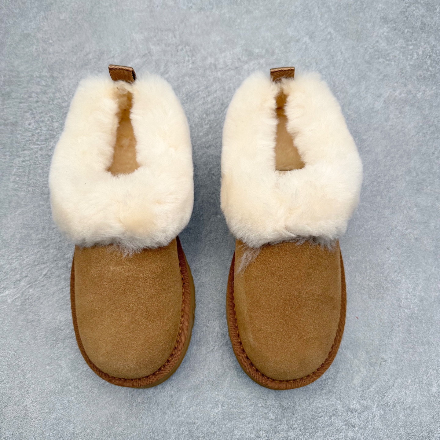 图片[2]-＃福利特价 UGG 1393 经典秋冬羊皮毛一体雪地靴 隆丰A级澳洲进口羊皮毛一体 完全遵循ZP工艺流程 代工厂原厂版师 秉承无原鞋不开发选择 注重每一处细节 市面最正版型 TREADLITE\\\”轻翼\\\”科技外底 轻便/耐用/柔韧/桩型【售后郑重承诺】一个月内若出现重大脱胶/断底等质量问题 直接为您换新 翻毛皮鞋面 细腻亲肤再生聚酯纤维滚边 舒适易打理 保暖性佳 UGG plush™ 里衬和内底 茸软亲肤 舒适暖足 经典鞋型搭配轻盈厚底 稳稳拿捏秋冬出街时髦造型 Treadlite by UGG 轻翼大底 轻盈缓震 为双足减负 舒适轻便 助你轻松畅玩整天 尺码：35 36 37 38 39 40-选品中心