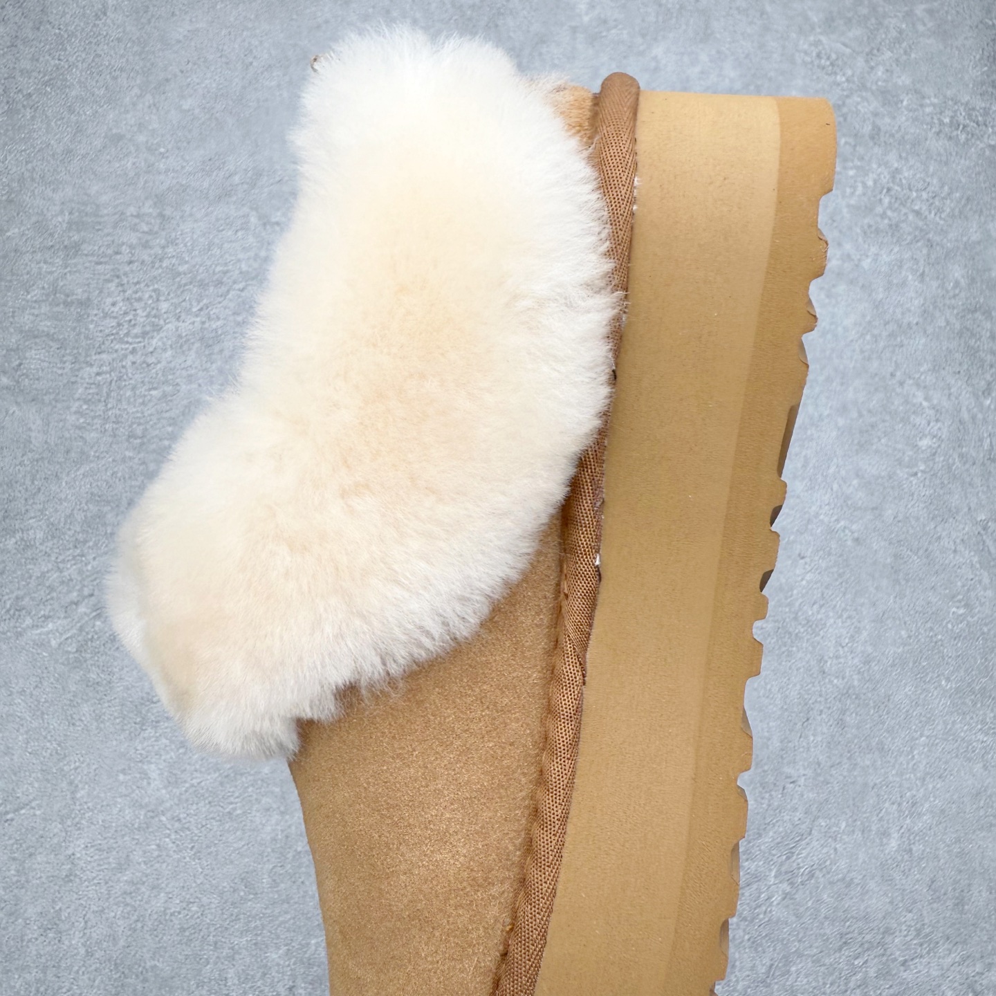 图片[7]-＃福利特价 UGG 1393 经典秋冬羊皮毛一体雪地靴 隆丰A级澳洲进口羊皮毛一体 完全遵循ZP工艺流程 代工厂原厂版师 秉承无原鞋不开发选择 注重每一处细节 市面最正版型 TREADLITE\\\”轻翼\\\”科技外底 轻便/耐用/柔韧/桩型【售后郑重承诺】一个月内若出现重大脱胶/断底等质量问题 直接为您换新 翻毛皮鞋面 细腻亲肤再生聚酯纤维滚边 舒适易打理 保暖性佳 UGG plush™ 里衬和内底 茸软亲肤 舒适暖足 经典鞋型搭配轻盈厚底 稳稳拿捏秋冬出街时髦造型 Treadlite by UGG 轻翼大底 轻盈缓震 为双足减负 舒适轻便 助你轻松畅玩整天 尺码：35 36 37 38 39 40-选品中心