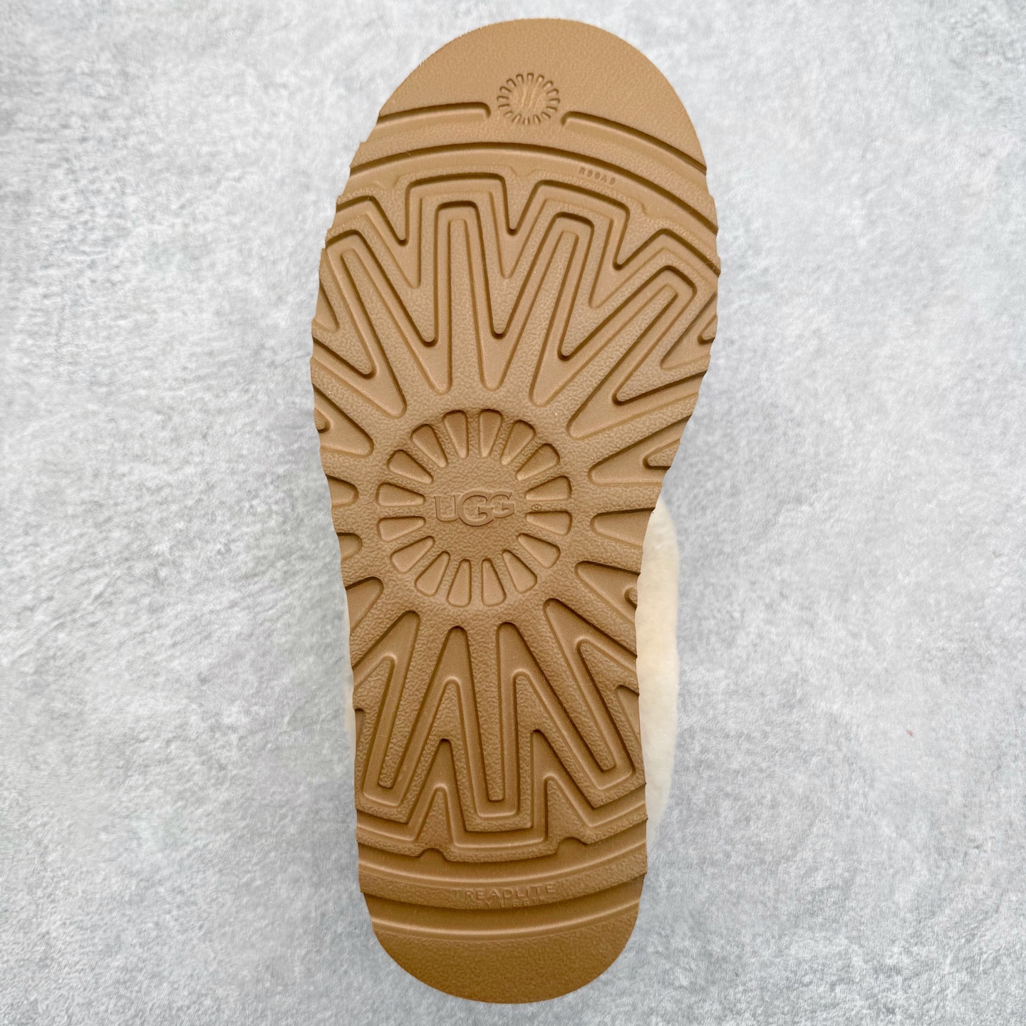 图片[9]-＃福利特价 UGG 1393 经典秋冬羊皮毛一体雪地靴 隆丰A级澳洲进口羊皮毛一体 完全遵循ZP工艺流程 代工厂原厂版师 秉承无原鞋不开发选择 注重每一处细节 市面最正版型 TREADLITE\\\”轻翼\\\”科技外底 轻便/耐用/柔韧/桩型【售后郑重承诺】一个月内若出现重大脱胶/断底等质量问题 直接为您换新 翻毛皮鞋面 细腻亲肤再生聚酯纤维滚边 舒适易打理 保暖性佳 UGG plush™ 里衬和内底 茸软亲肤 舒适暖足 经典鞋型搭配轻盈厚底 稳稳拿捏秋冬出街时髦造型 Treadlite by UGG 轻翼大底 轻盈缓震 为双足减负 舒适轻便 助你轻松畅玩整天 尺码：35 36 37 38 39 40-选品中心