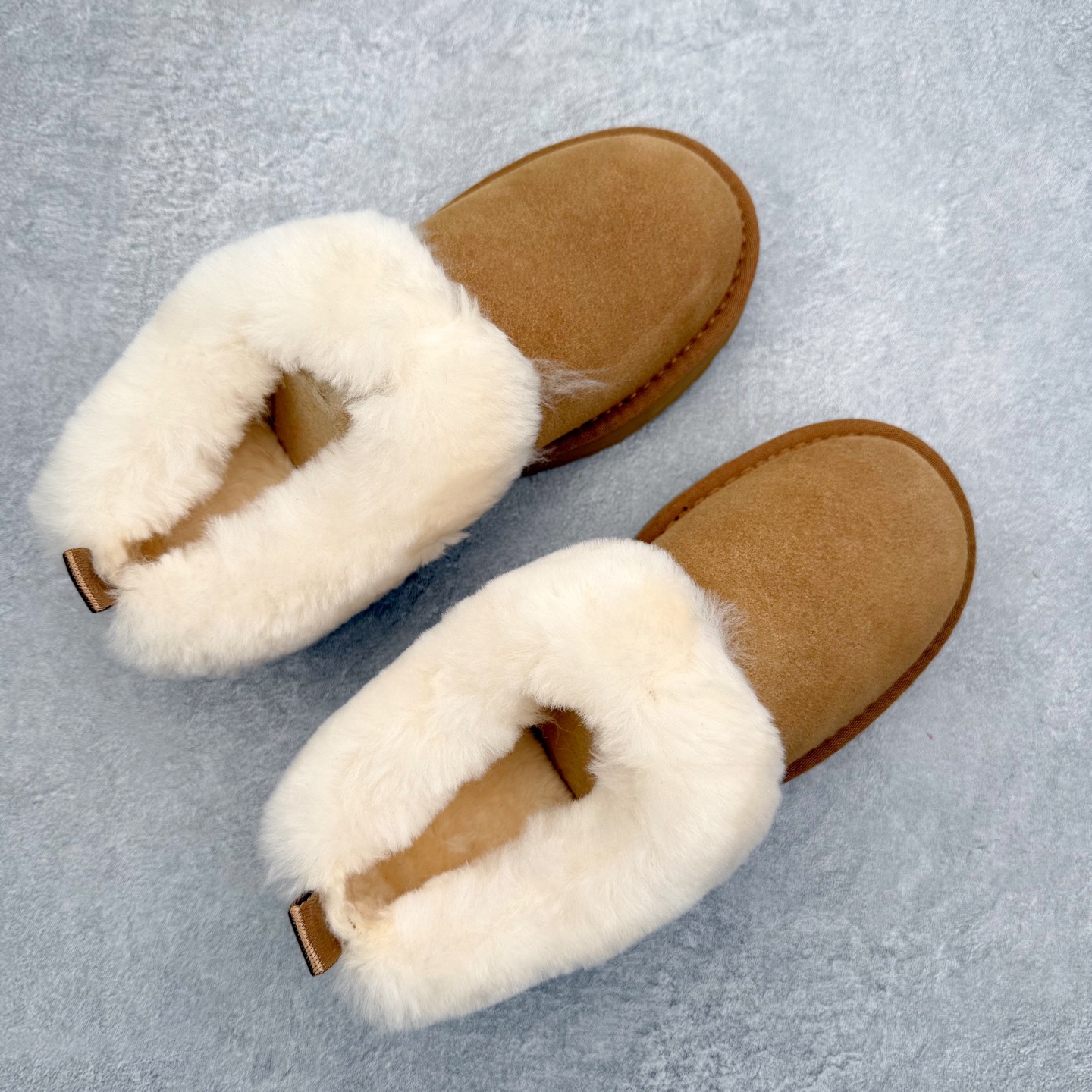 图片[3]-＃福利特价 UGG 1393 经典秋冬羊皮毛一体雪地靴 隆丰A级澳洲进口羊皮毛一体 完全遵循ZP工艺流程 代工厂原厂版师 秉承无原鞋不开发选择 注重每一处细节 市面最正版型 TREADLITE\\\”轻翼\\\”科技外底 轻便/耐用/柔韧/桩型【售后郑重承诺】一个月内若出现重大脱胶/断底等质量问题 直接为您换新 翻毛皮鞋面 细腻亲肤再生聚酯纤维滚边 舒适易打理 保暖性佳 UGG plush™ 里衬和内底 茸软亲肤 舒适暖足 经典鞋型搭配轻盈厚底 稳稳拿捏秋冬出街时髦造型 Treadlite by UGG 轻翼大底 轻盈缓震 为双足减负 舒适轻便 助你轻松畅玩整天 尺码：35 36 37 38 39 40-选品中心