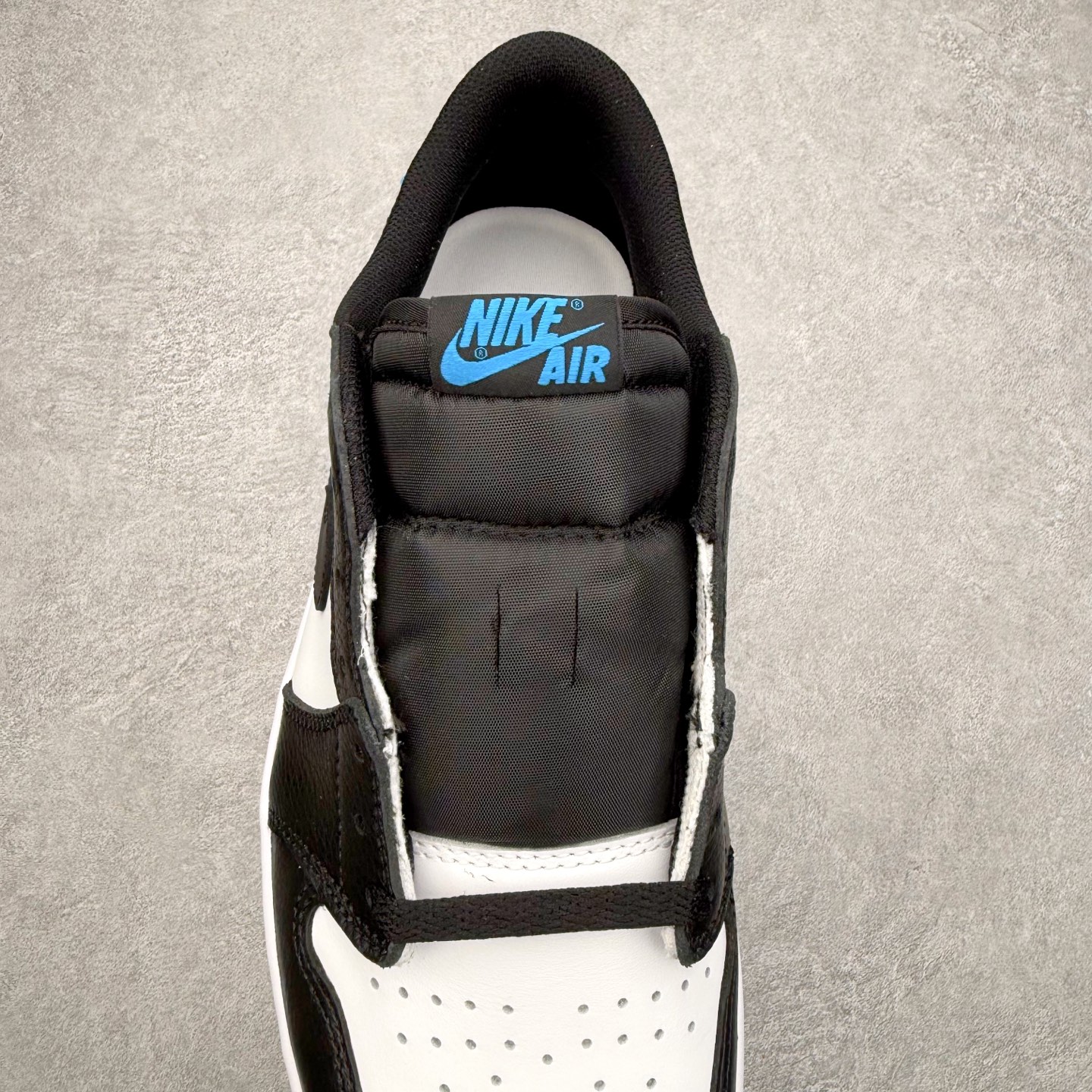 图片[5]-＃K版 Air Jordan AJ1 Low OG 低帮 CZ0790-104 全新流水线出品 DT版本唯一平替选择 市场第二梯队最强版 全部原鞋开发 原楦原纸板开发 全鞋电脑针车 原厂内置全掌气垫 原盒内在原标 唯一Zp原版鞋带绑法 免检产品 全新2022版型 全头层皮料 完美零毛边处理 原厂配置全掌气垫 价格定位良心 几十个配色陆续出货 实拍调校N版已经零色差零失真 百分百还原实物色彩所见即所得 不存在货不对板色差等低级问题 选购参考实物拍摄 不混卖不参货 只用心做好货严格选品 承诺混一赔十 尺码：36 36.5 37.5 38 38.5 39 40 40.5 41 42 42.5 43 44 44.5 45-选品中心