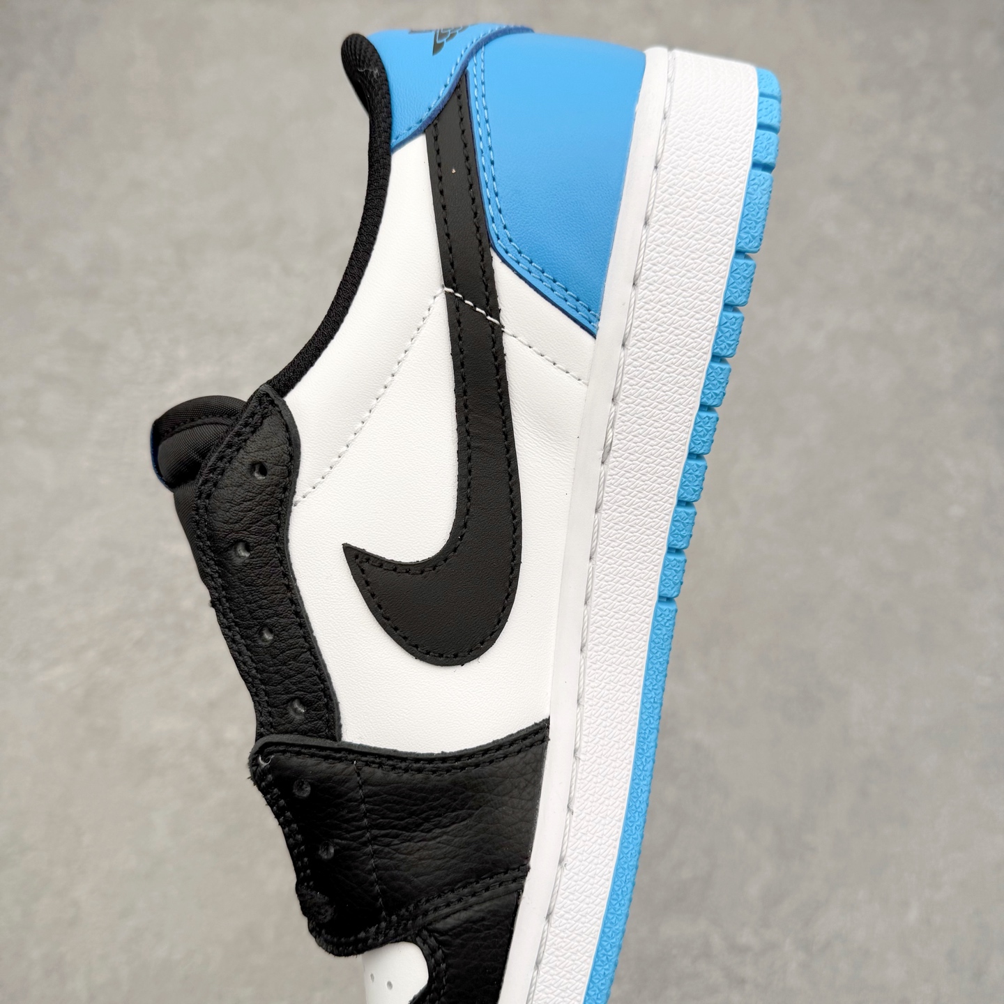 图片[7]-＃K版 Air Jordan AJ1 Low OG 低帮 CZ0790-104 全新流水线出品 DT版本唯一平替选择 市场第二梯队最强版 全部原鞋开发 原楦原纸板开发 全鞋电脑针车 原厂内置全掌气垫 原盒内在原标 唯一Zp原版鞋带绑法 免检产品 全新2022版型 全头层皮料 完美零毛边处理 原厂配置全掌气垫 价格定位良心 几十个配色陆续出货 实拍调校N版已经零色差零失真 百分百还原实物色彩所见即所得 不存在货不对板色差等低级问题 选购参考实物拍摄 不混卖不参货 只用心做好货严格选品 承诺混一赔十 尺码：36 36.5 37.5 38 38.5 39 40 40.5 41 42 42.5 43 44 44.5 45-选品中心