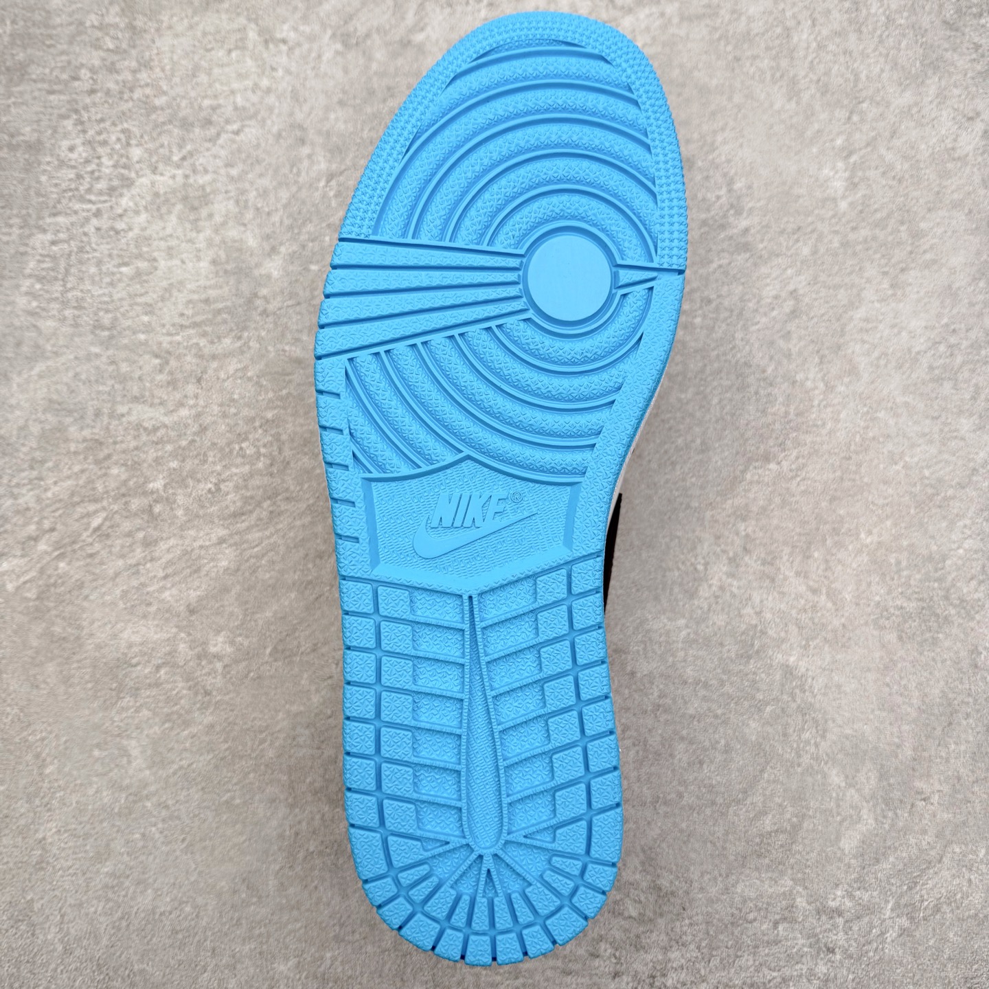 图片[9]-＃K版 Air Jordan AJ1 Low OG 低帮 CZ0790-104 全新流水线出品 DT版本唯一平替选择 市场第二梯队最强版 全部原鞋开发 原楦原纸板开发 全鞋电脑针车 原厂内置全掌气垫 原盒内在原标 唯一Zp原版鞋带绑法 免检产品 全新2022版型 全头层皮料 完美零毛边处理 原厂配置全掌气垫 价格定位良心 几十个配色陆续出货 实拍调校N版已经零色差零失真 百分百还原实物色彩所见即所得 不存在货不对板色差等低级问题 选购参考实物拍摄 不混卖不参货 只用心做好货严格选品 承诺混一赔十 尺码：36 36.5 37.5 38 38.5 39 40 40.5 41 42 42.5 43 44 44.5 45-选品中心