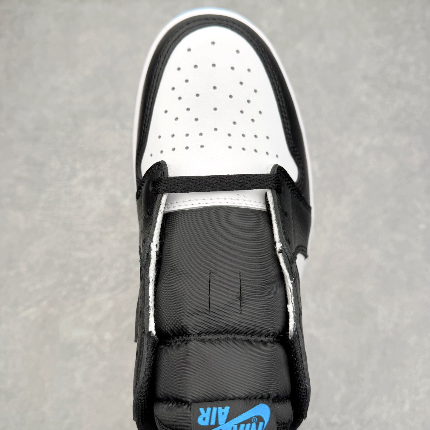 图片[4]-＃K版 Air Jordan AJ1 Low OG 低帮 CZ0790-104 全新流水线出品 DT版本唯一平替选择 市场第二梯队最强版 全部原鞋开发 原楦原纸板开发 全鞋电脑针车 原厂内置全掌气垫 原盒内在原标 唯一Zp原版鞋带绑法 免检产品 全新2022版型 全头层皮料 完美零毛边处理 原厂配置全掌气垫 价格定位良心 几十个配色陆续出货 实拍调校N版已经零色差零失真 百分百还原实物色彩所见即所得 不存在货不对板色差等低级问题 选购参考实物拍摄 不混卖不参货 只用心做好货严格选品 承诺混一赔十 尺码：36 36.5 37.5 38 38.5 39 40 40.5 41 42 42.5 43 44 44.5 45-选品中心