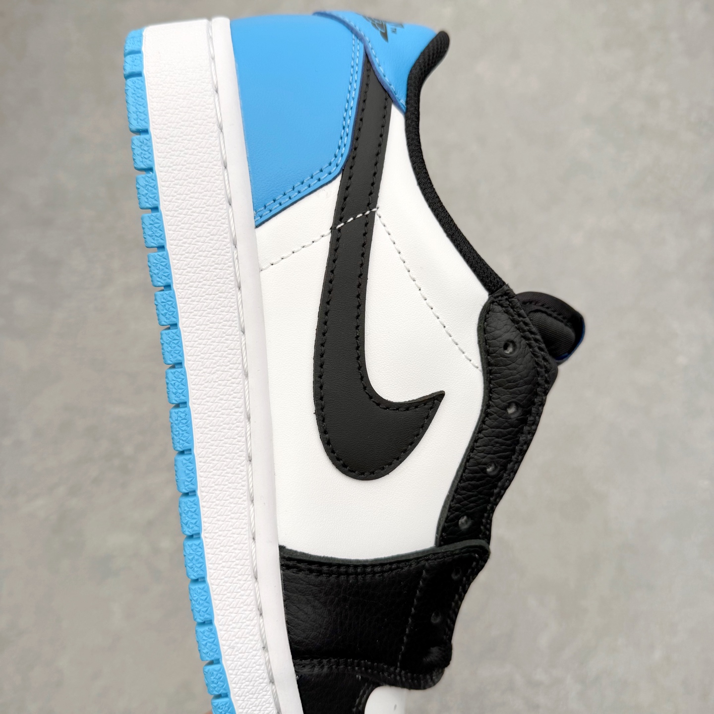 图片[6]-＃K版 Air Jordan AJ1 Low OG 低帮 CZ0790-104 全新流水线出品 DT版本唯一平替选择 市场第二梯队最强版 全部原鞋开发 原楦原纸板开发 全鞋电脑针车 原厂内置全掌气垫 原盒内在原标 唯一Zp原版鞋带绑法 免检产品 全新2022版型 全头层皮料 完美零毛边处理 原厂配置全掌气垫 价格定位良心 几十个配色陆续出货 实拍调校N版已经零色差零失真 百分百还原实物色彩所见即所得 不存在货不对板色差等低级问题 选购参考实物拍摄 不混卖不参货 只用心做好货严格选品 承诺混一赔十 尺码：36 36.5 37.5 38 38.5 39 40 40.5 41 42 42.5 43 44 44.5 45-选品中心