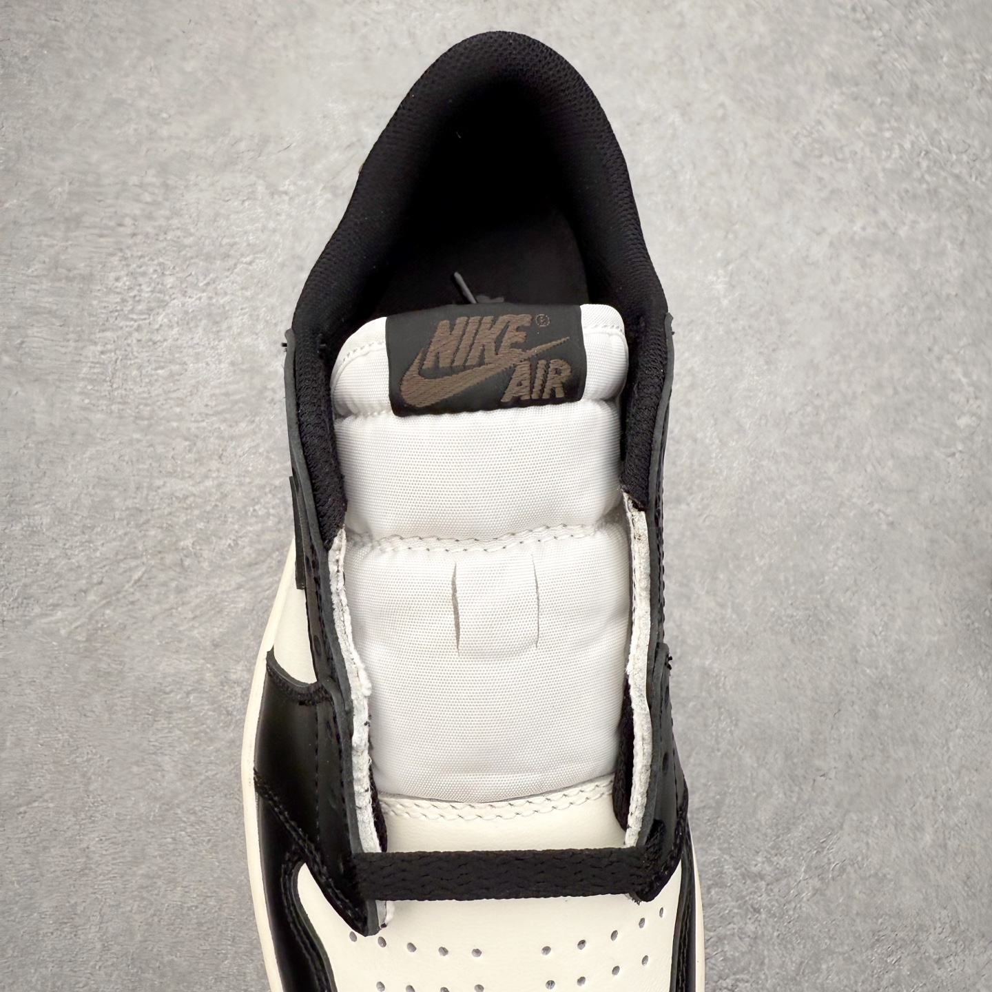 图片[5]-＃K版 Air Jordan AJ1 Low OG 低帮 CZ0790-102 全新流水线出品 DT版本唯一平替选择 市场第二梯队最强版 全部原鞋开发 原楦原纸板开发 全鞋电脑针车 原厂内置全掌气垫 原盒内在原标 唯一Zp原版鞋带绑法 免检产品 全新2022版型 全头层皮料 完美零毛边处理 原厂配置全掌气垫 价格定位良心 几十个配色陆续出货 实拍调校N版已经零色差零失真 百分百还原实物色彩所见即所得 不存在货不对板色差等低级问题 选购参考实物拍摄 不混卖不参货 只用心做好货严格选品 承诺混一赔十 尺码：36 36.5 37.5 38 38.5 39 40 40.5 41 42 42.5 43 44 44.5 45-选品中心