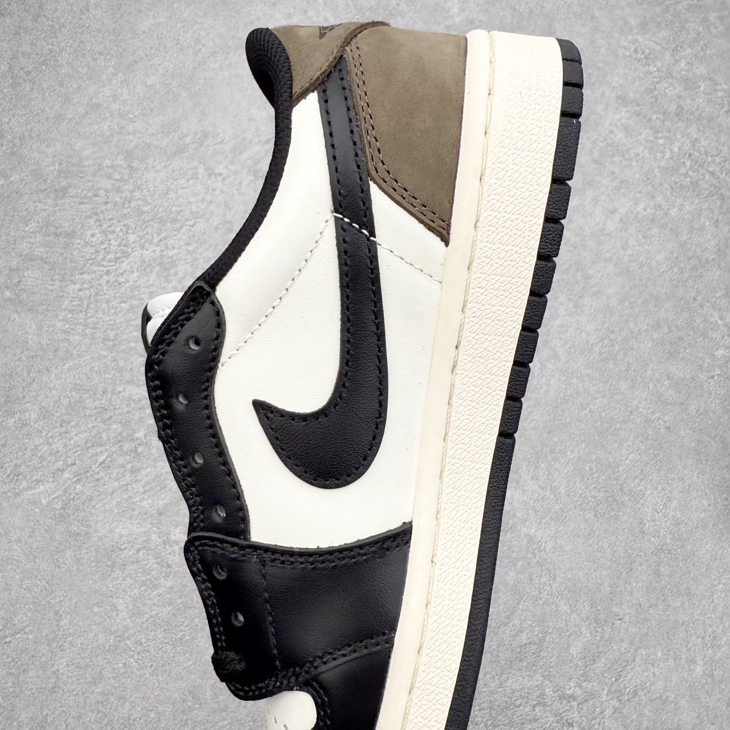 图片[7]-＃K版 Air Jordan AJ1 Low OG 低帮 CZ0790-102 全新流水线出品 DT版本唯一平替选择 市场第二梯队最强版 全部原鞋开发 原楦原纸板开发 全鞋电脑针车 原厂内置全掌气垫 原盒内在原标 唯一Zp原版鞋带绑法 免检产品 全新2022版型 全头层皮料 完美零毛边处理 原厂配置全掌气垫 价格定位良心 几十个配色陆续出货 实拍调校N版已经零色差零失真 百分百还原实物色彩所见即所得 不存在货不对板色差等低级问题 选购参考实物拍摄 不混卖不参货 只用心做好货严格选品 承诺混一赔十 尺码：36 36.5 37.5 38 38.5 39 40 40.5 41 42 42.5 43 44 44.5 45-选品中心