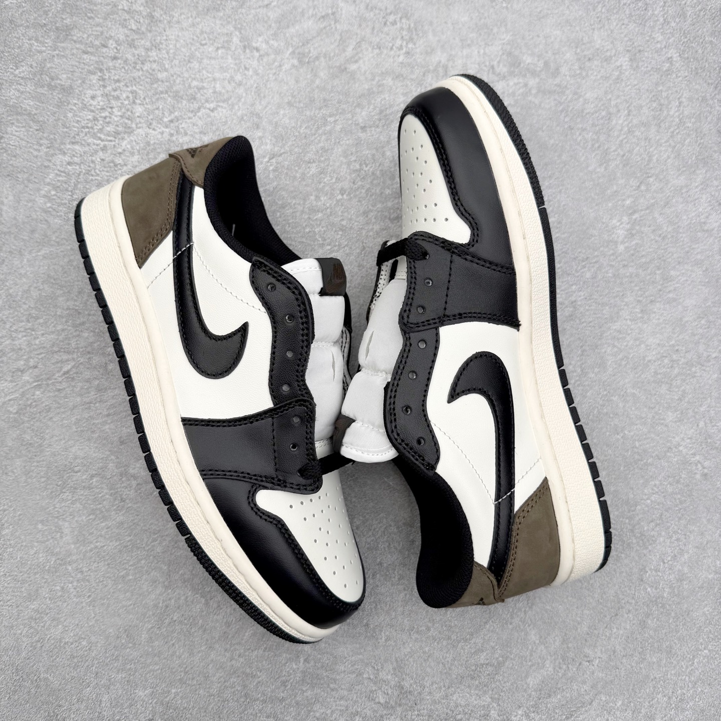 图片[3]-＃K版 Air Jordan AJ1 Low OG 低帮 CZ0790-102 全新流水线出品 DT版本唯一平替选择 市场第二梯队最强版 全部原鞋开发 原楦原纸板开发 全鞋电脑针车 原厂内置全掌气垫 原盒内在原标 唯一Zp原版鞋带绑法 免检产品 全新2022版型 全头层皮料 完美零毛边处理 原厂配置全掌气垫 价格定位良心 几十个配色陆续出货 实拍调校N版已经零色差零失真 百分百还原实物色彩所见即所得 不存在货不对板色差等低级问题 选购参考实物拍摄 不混卖不参货 只用心做好货严格选品 承诺混一赔十 尺码：36 36.5 37.5 38 38.5 39 40 40.5 41 42 42.5 43 44 44.5 45-选品中心