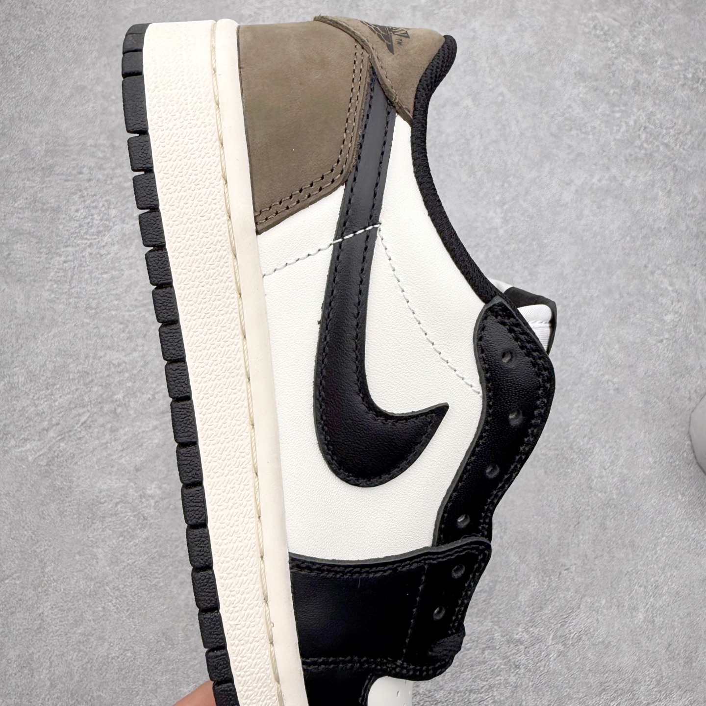 图片[6]-＃K版 Air Jordan AJ1 Low OG 低帮 CZ0790-102 全新流水线出品 DT版本唯一平替选择 市场第二梯队最强版 全部原鞋开发 原楦原纸板开发 全鞋电脑针车 原厂内置全掌气垫 原盒内在原标 唯一Zp原版鞋带绑法 免检产品 全新2022版型 全头层皮料 完美零毛边处理 原厂配置全掌气垫 价格定位良心 几十个配色陆续出货 实拍调校N版已经零色差零失真 百分百还原实物色彩所见即所得 不存在货不对板色差等低级问题 选购参考实物拍摄 不混卖不参货 只用心做好货严格选品 承诺混一赔十 尺码：36 36.5 37.5 38 38.5 39 40 40.5 41 42 42.5 43 44 44.5 45-选品中心