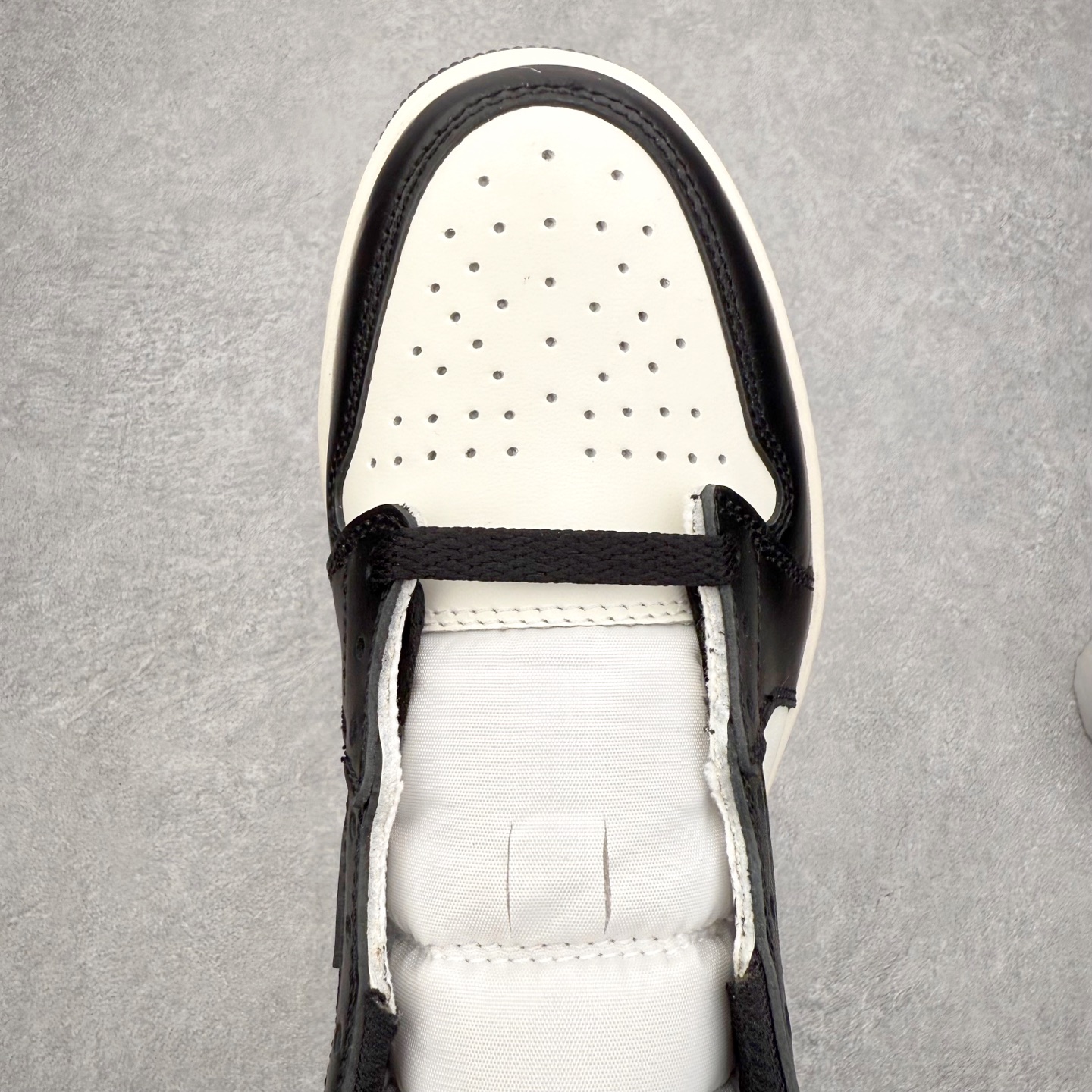 图片[4]-＃K版 Air Jordan AJ1 Low OG 低帮 CZ0790-102 全新流水线出品 DT版本唯一平替选择 市场第二梯队最强版 全部原鞋开发 原楦原纸板开发 全鞋电脑针车 原厂内置全掌气垫 原盒内在原标 唯一Zp原版鞋带绑法 免检产品 全新2022版型 全头层皮料 完美零毛边处理 原厂配置全掌气垫 价格定位良心 几十个配色陆续出货 实拍调校N版已经零色差零失真 百分百还原实物色彩所见即所得 不存在货不对板色差等低级问题 选购参考实物拍摄 不混卖不参货 只用心做好货严格选品 承诺混一赔十 尺码：36 36.5 37.5 38 38.5 39 40 40.5 41 42 42.5 43 44 44.5 45-选品中心