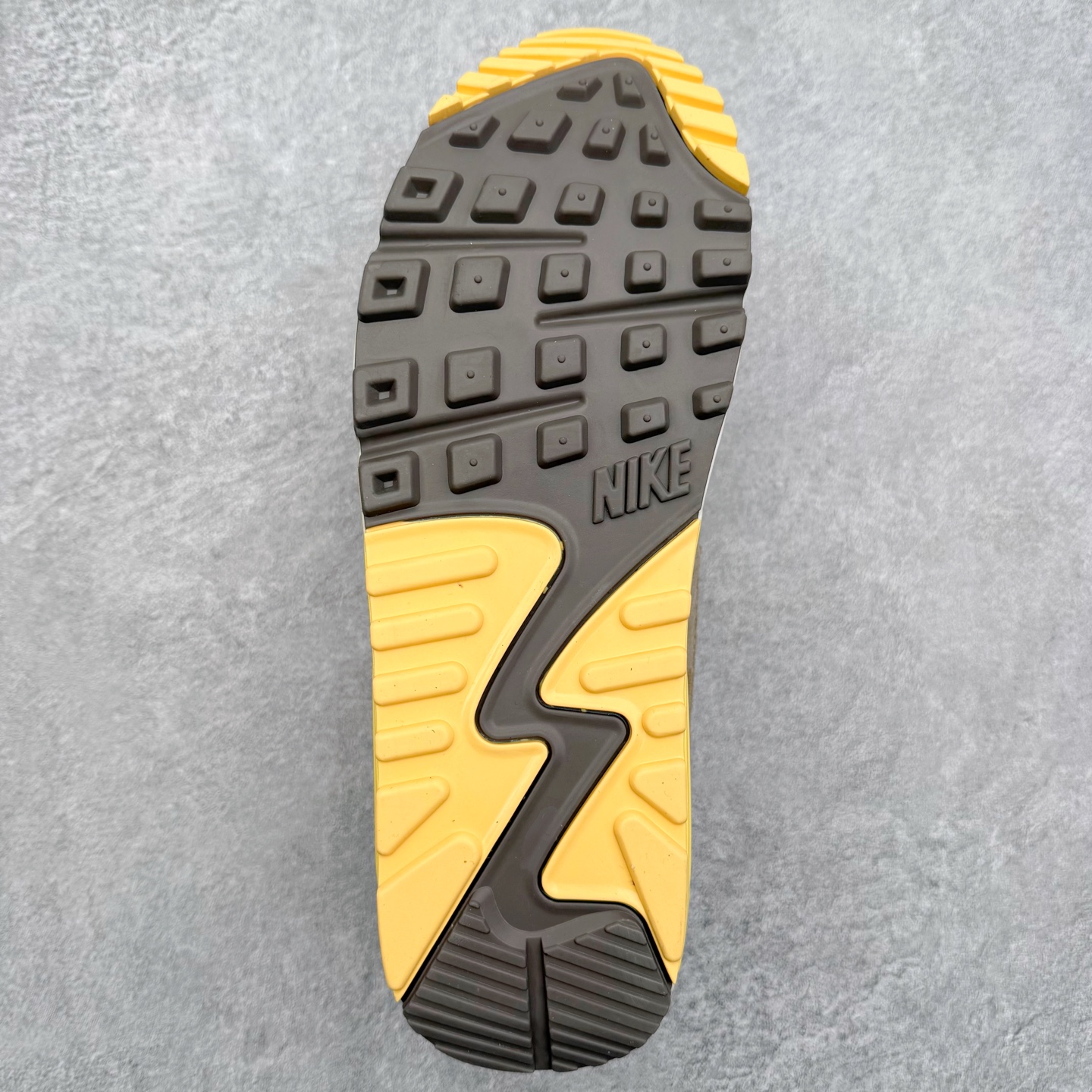 图片[9]-＃MX版 NK Air MAX 90 气垫复古减震跑步鞋 IB6392-002 经典重温 独家陆续补货 外单专供大厂出品 品质稳定 一百余色 终端操作 Air Max 90于1990年推出 来自Air Max系列 在Air Max 1的基础上改进而得 增加了气垫面积 外型上也更为流线 最特別的就是加入了菱纹塑胶嵌板 为Air Max 90增添了许多潮流气息 皮革鞋面 造就出色耐穿性和支撑力 Max Air缓震配置搭配泡棉中底 令Air Max 90轻盈而舒适 华夫格橡胶外底 铸就Air Max 90非凡的抓地力 而Air Max 90不仅是一双跑鞋 它成功跨越了时间的演进 成为了球鞋文化与潮流圈中最熟为人知的鞋款之一 尺码：36 36.5 37.5 38 38.5 39 40 40.5 41 42 42.5 43 44 44.5 45-选品中心