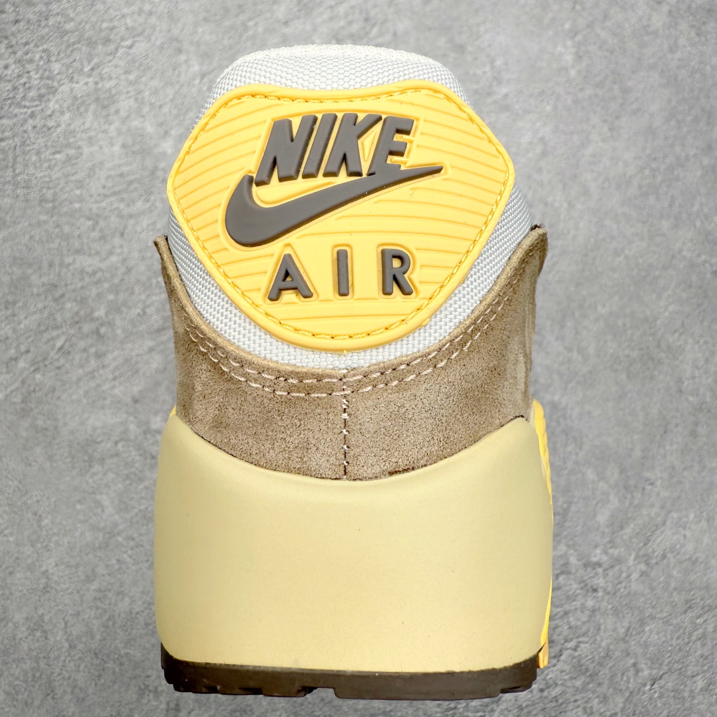 图片[8]-＃MX版 NK Air MAX 90 气垫复古减震跑步鞋 IB6392-002 经典重温 独家陆续补货 外单专供大厂出品 品质稳定 一百余色 终端操作 Air Max 90于1990年推出 来自Air Max系列 在Air Max 1的基础上改进而得 增加了气垫面积 外型上也更为流线 最特別的就是加入了菱纹塑胶嵌板 为Air Max 90增添了许多潮流气息 皮革鞋面 造就出色耐穿性和支撑力 Max Air缓震配置搭配泡棉中底 令Air Max 90轻盈而舒适 华夫格橡胶外底 铸就Air Max 90非凡的抓地力 而Air Max 90不仅是一双跑鞋 它成功跨越了时间的演进 成为了球鞋文化与潮流圈中最熟为人知的鞋款之一 尺码：36 36.5 37.5 38 38.5 39 40 40.5 41 42 42.5 43 44 44.5 45-选品中心