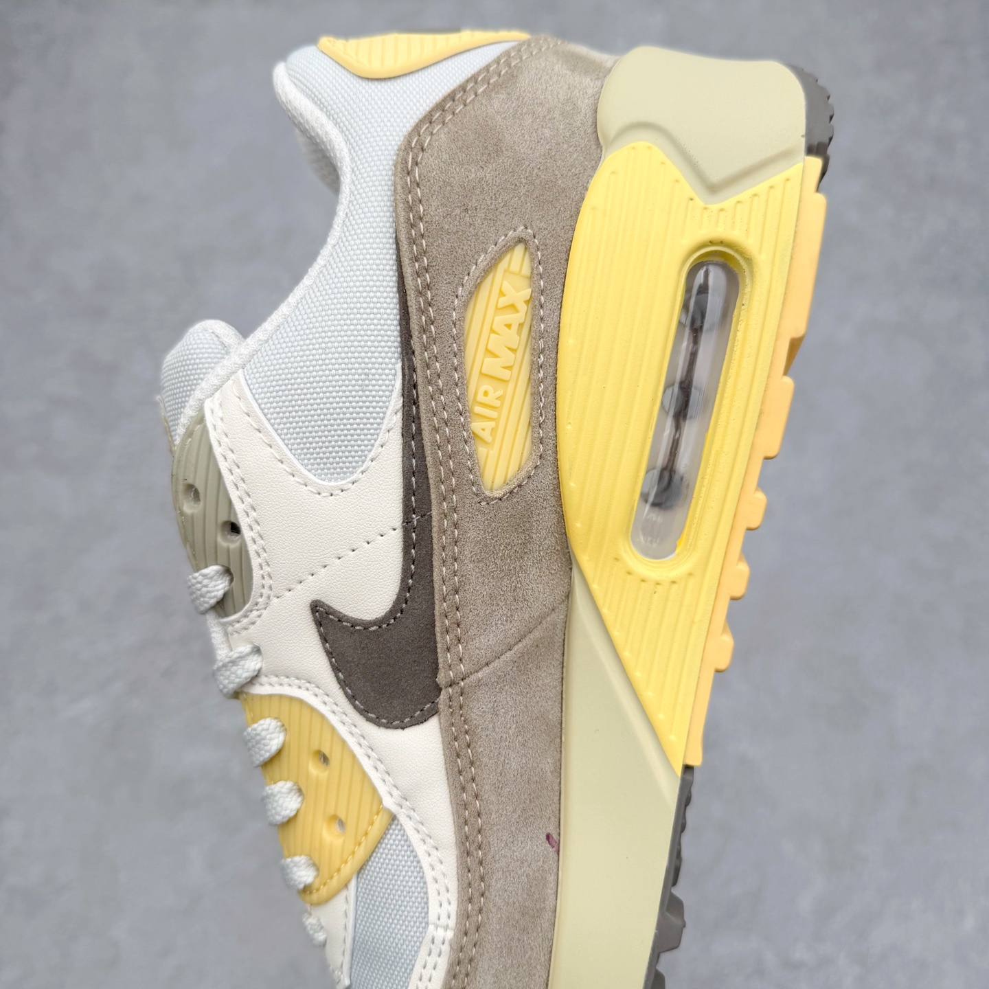 图片[7]-＃MX版 NK Air MAX 90 气垫复古减震跑步鞋 IB6392-002 经典重温 独家陆续补货 外单专供大厂出品 品质稳定 一百余色 终端操作 Air Max 90于1990年推出 来自Air Max系列 在Air Max 1的基础上改进而得 增加了气垫面积 外型上也更为流线 最特別的就是加入了菱纹塑胶嵌板 为Air Max 90增添了许多潮流气息 皮革鞋面 造就出色耐穿性和支撑力 Max Air缓震配置搭配泡棉中底 令Air Max 90轻盈而舒适 华夫格橡胶外底 铸就Air Max 90非凡的抓地力 而Air Max 90不仅是一双跑鞋 它成功跨越了时间的演进 成为了球鞋文化与潮流圈中最熟为人知的鞋款之一 尺码：36 36.5 37.5 38 38.5 39 40 40.5 41 42 42.5 43 44 44.5 45-选品中心