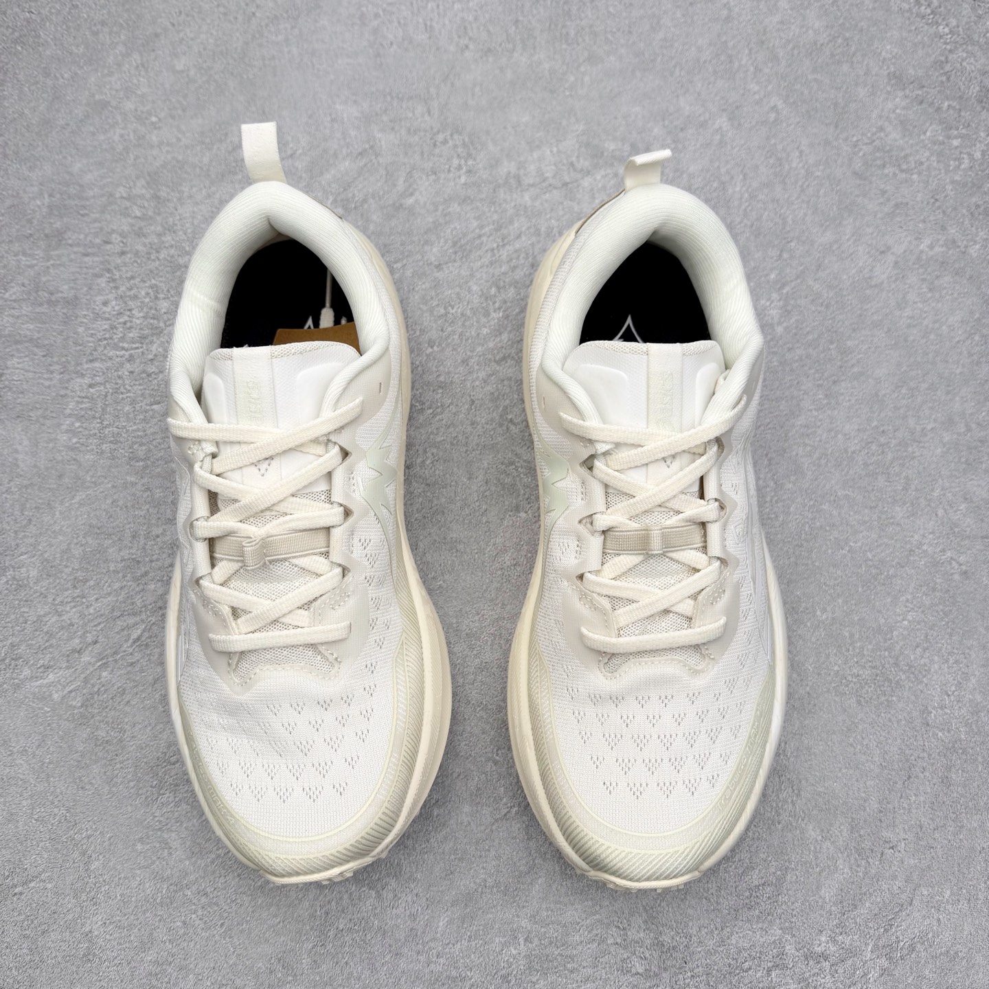 图片[2]-Asics Gel-Trabuco Max 4 舒适缓震轻便竞速 低帮跑步鞋 ASICS（亚瑟士）是日本实业家鬼冢喜八郎创立的跑鞋运动品牌，名字想法源自著名的拉丁谚语“AnimaSana In Corpore Sano”，意为“健全的精神寓于强健的体魄”。正如其名字的含义，ASICS亚瑟士一直坚信保持身体的健康与活力是打造健康快乐的生活方式的最佳途径。亚瑟士的跑鞋、篮球鞋等系列集专业与美貌于一身，拥有极高的热度。2016年，ASICS在“2016年日本最佳全球品牌”排行榜名列第17名。尺码：36 37 37.5 38 39 39.5 40 40.5 41.5 42 42.5 43.5 44 45-选品中心