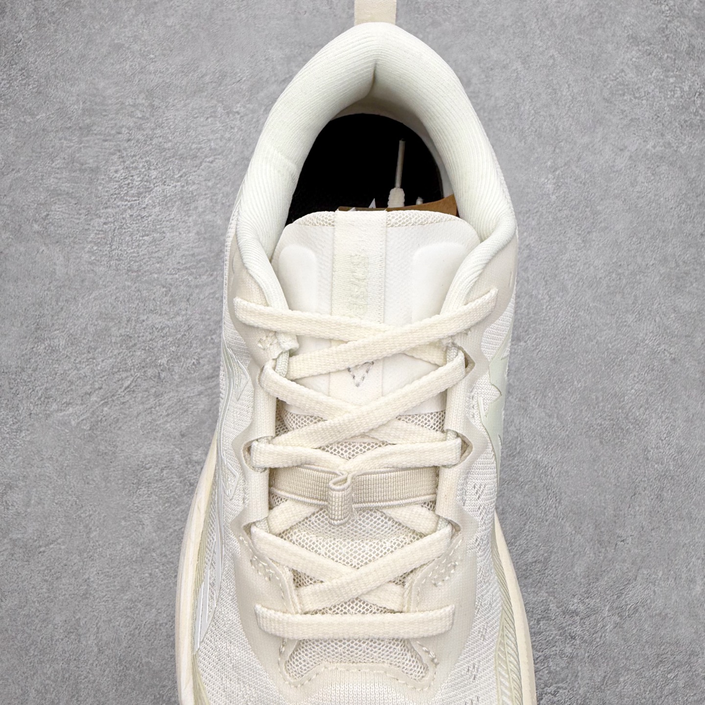 图片[5]-Asics Gel-Trabuco Max 4 舒适缓震轻便竞速 低帮跑步鞋 ASICS（亚瑟士）是日本实业家鬼冢喜八郎创立的跑鞋运动品牌，名字想法源自著名的拉丁谚语“AnimaSana In Corpore Sano”，意为“健全的精神寓于强健的体魄”。正如其名字的含义，ASICS亚瑟士一直坚信保持身体的健康与活力是打造健康快乐的生活方式的最佳途径。亚瑟士的跑鞋、篮球鞋等系列集专业与美貌于一身，拥有极高的热度。2016年，ASICS在“2016年日本最佳全球品牌”排行榜名列第17名。尺码：36 37 37.5 38 39 39.5 40 40.5 41.5 42 42.5 43.5 44 45-选品中心