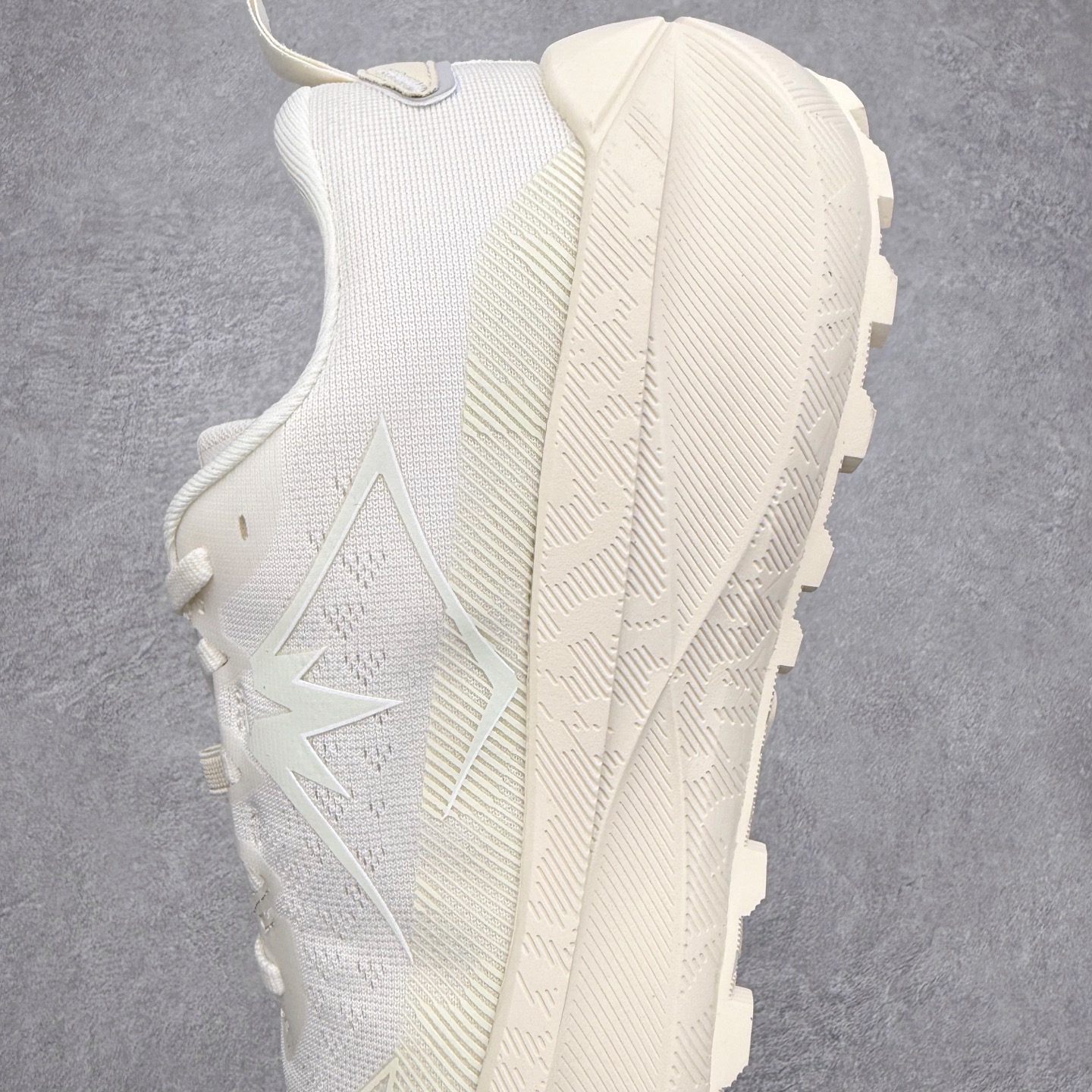 图片[7]-Asics Gel-Trabuco Max 4 舒适缓震轻便竞速 低帮跑步鞋 ASICS（亚瑟士）是日本实业家鬼冢喜八郎创立的跑鞋运动品牌，名字想法源自著名的拉丁谚语“AnimaSana In Corpore Sano”，意为“健全的精神寓于强健的体魄”。正如其名字的含义，ASICS亚瑟士一直坚信保持身体的健康与活力是打造健康快乐的生活方式的最佳途径。亚瑟士的跑鞋、篮球鞋等系列集专业与美貌于一身，拥有极高的热度。2016年，ASICS在“2016年日本最佳全球品牌”排行榜名列第17名。尺码：36 37 37.5 38 39 39.5 40 40.5 41.5 42 42.5 43.5 44 45-选品中心