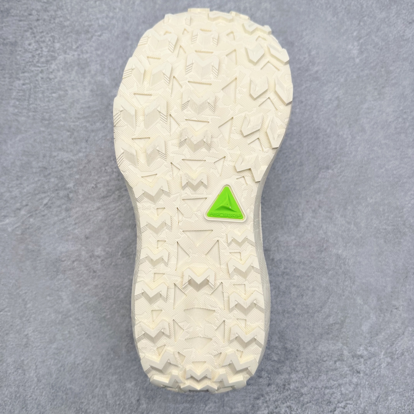 图片[9]-Asics Gel-Trabuco Max 4 舒适缓震轻便竞速 低帮跑步鞋 ASICS（亚瑟士）是日本实业家鬼冢喜八郎创立的跑鞋运动品牌，名字想法源自著名的拉丁谚语“AnimaSana In Corpore Sano”，意为“健全的精神寓于强健的体魄”。正如其名字的含义，ASICS亚瑟士一直坚信保持身体的健康与活力是打造健康快乐的生活方式的最佳途径。亚瑟士的跑鞋、篮球鞋等系列集专业与美貌于一身，拥有极高的热度。2016年，ASICS在“2016年日本最佳全球品牌”排行榜名列第17名。尺码：36 37 37.5 38 39 39.5 40 40.5 41.5 42 42.5 43.5 44 45-选品中心