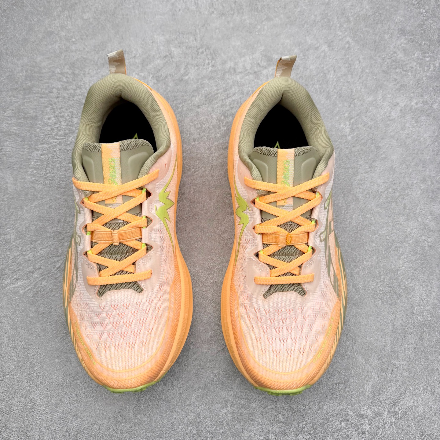 图片[2]-Asics Gel-Trabuco Max 4 舒适缓震轻便竞速 低帮跑步鞋 ASICS（亚瑟士）是日本实业家鬼冢喜八郎创立的跑鞋运动品牌，名字想法源自著名的拉丁谚语“AnimaSana In Corpore Sano”，意为“健全的精神寓于强健的体魄”。正如其名字的含义，ASICS亚瑟士一直坚信保持身体的健康与活力是打造健康快乐的生活方式的最佳途径。亚瑟士的跑鞋、篮球鞋等系列集专业与美貌于一身，拥有极高的热度。2016年，ASICS在“2016年日本最佳全球品牌”排行榜名列第17名。尺码：36 37 37.5 38 39 39.5 40 40.5 41.5 42 42.5 43.5 44 45-选品中心